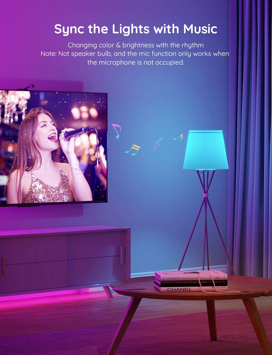 Ein Wohnzimmer mit einem Fernseher zeigt eine Frau beim Singen. Auf einem Tisch liegt ein Buch unter einer Lampe, die Farben zum Rhythmus wechselt.