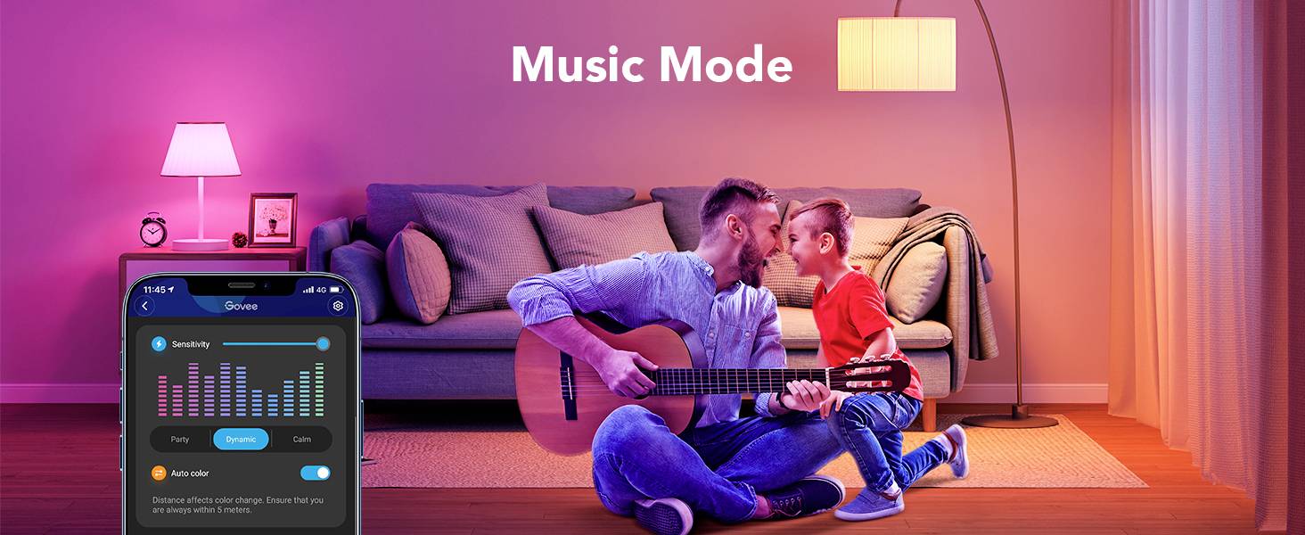 Ein Vater und Sohn sitzen zusammen im Wohnzimmer, spielen Gitarre und genießen bunte Beleuchtung im 'Music Mode'. Links eine App zur Steuerung.