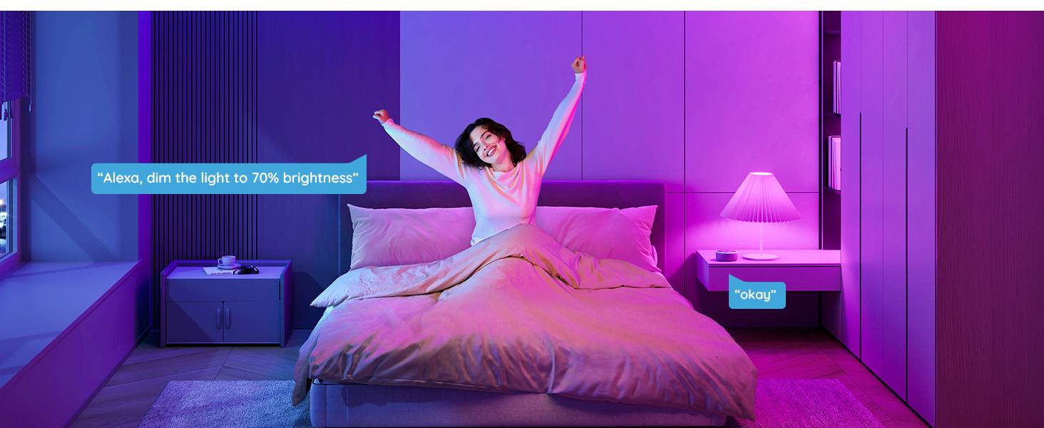 Eine Frau sitzt lächelnd auf ihrem Bett, umgeben von farbigem Licht. Sie sagt: 'Alexa, dimme das Licht auf 70% Helligkeit'.