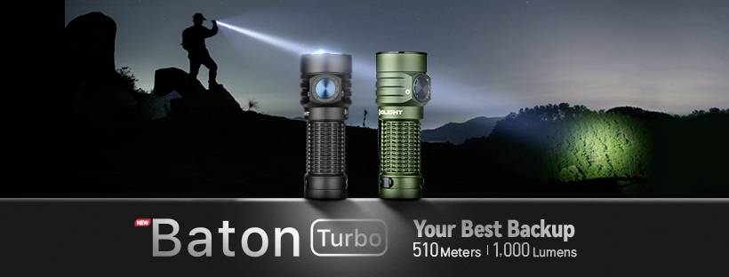 Zwei Taschenlampen im Vordergrund, eine Person leuchtet mit einer dritten Taschenlampe in die Ferne. Text: 'Baton Turbo, 510 Meters, 1,000 Lumens'.