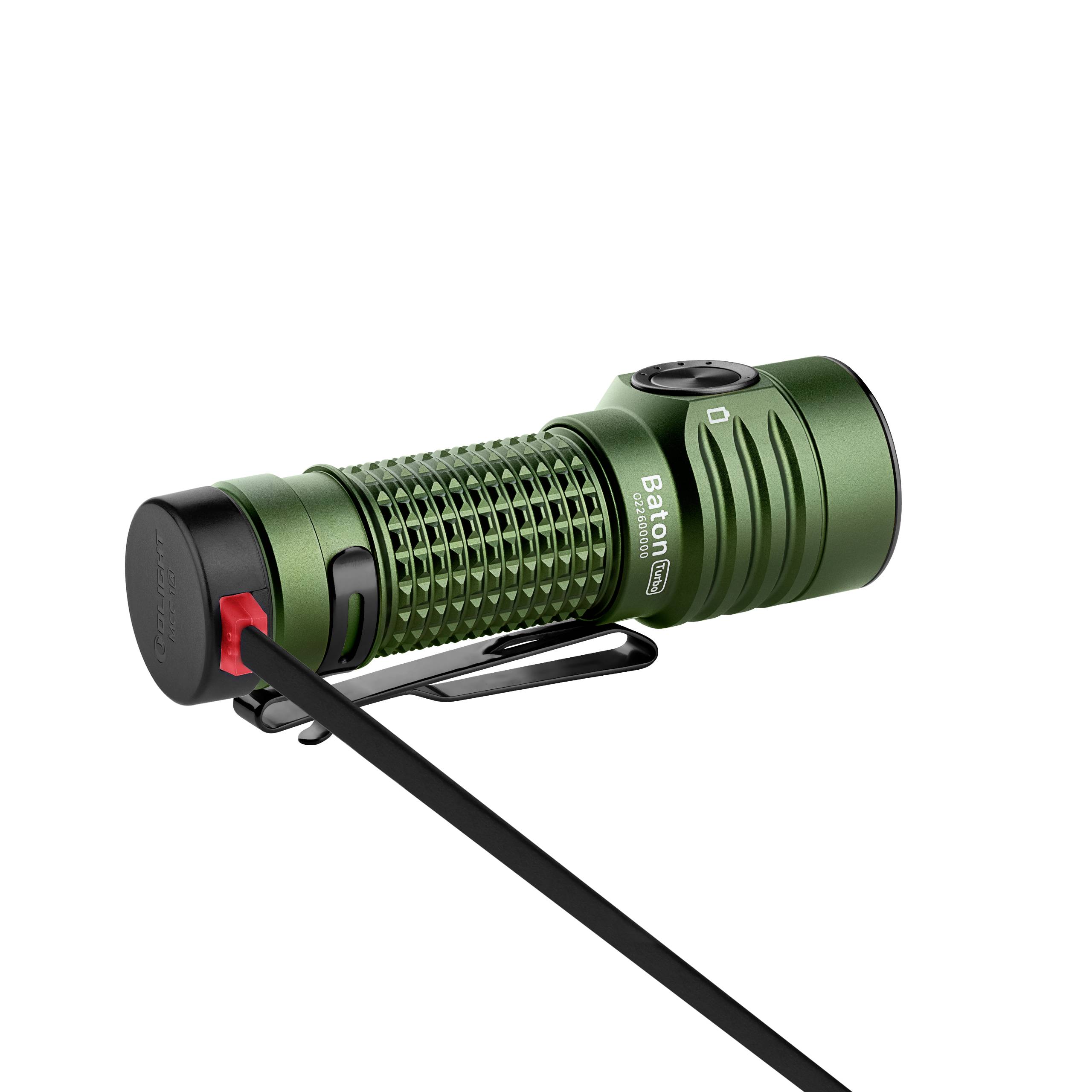Grüne Taschenlampe mit rotem Knopf und Clip, liegt seitlich. Markierung 'Baton' sichtbar.