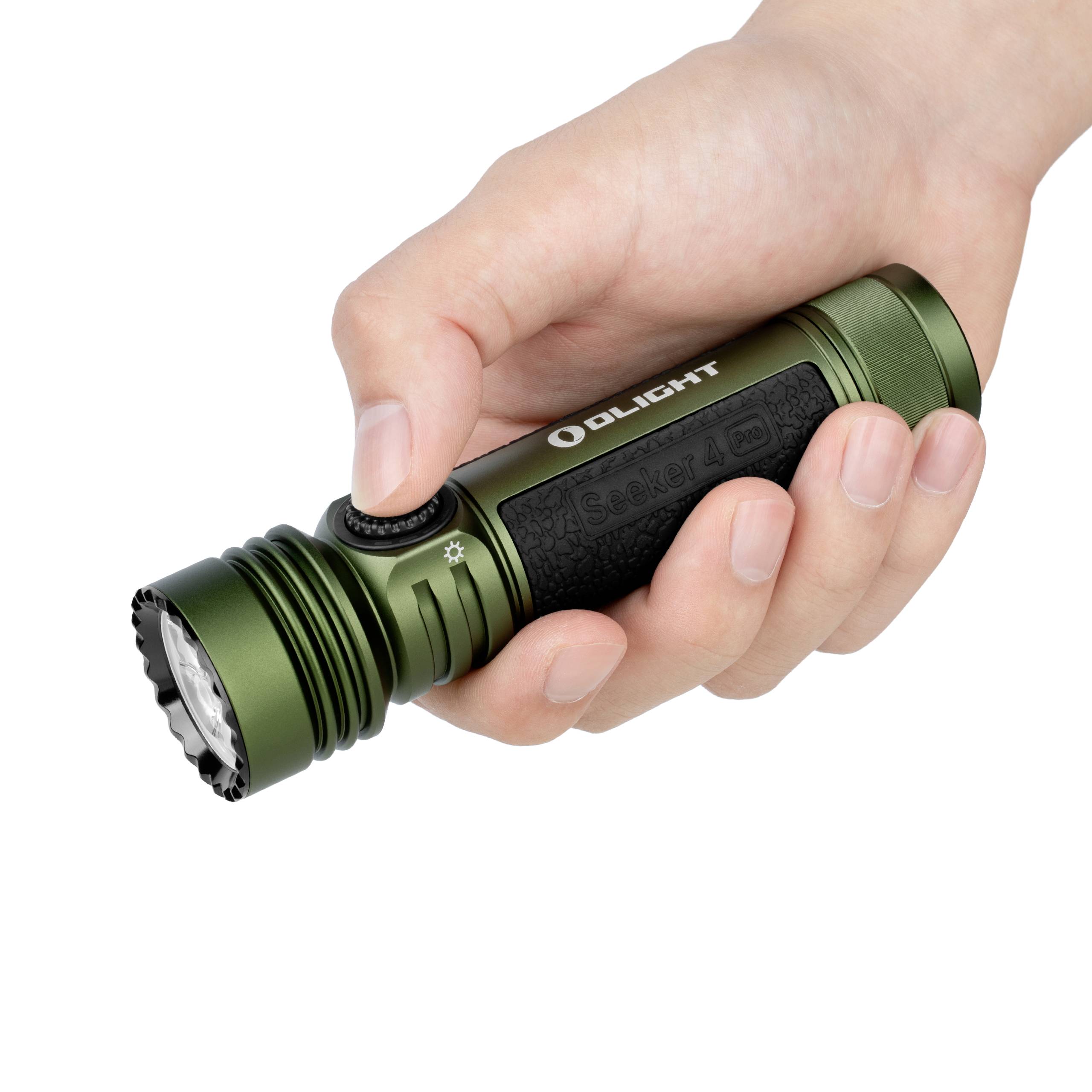 Eine Hand hält eine grüne Taschenlampe, die mit einem seitlichen Schalter und Markenaufdruck versehen ist. Nutzung bei Outdoor-Aktivitäten.