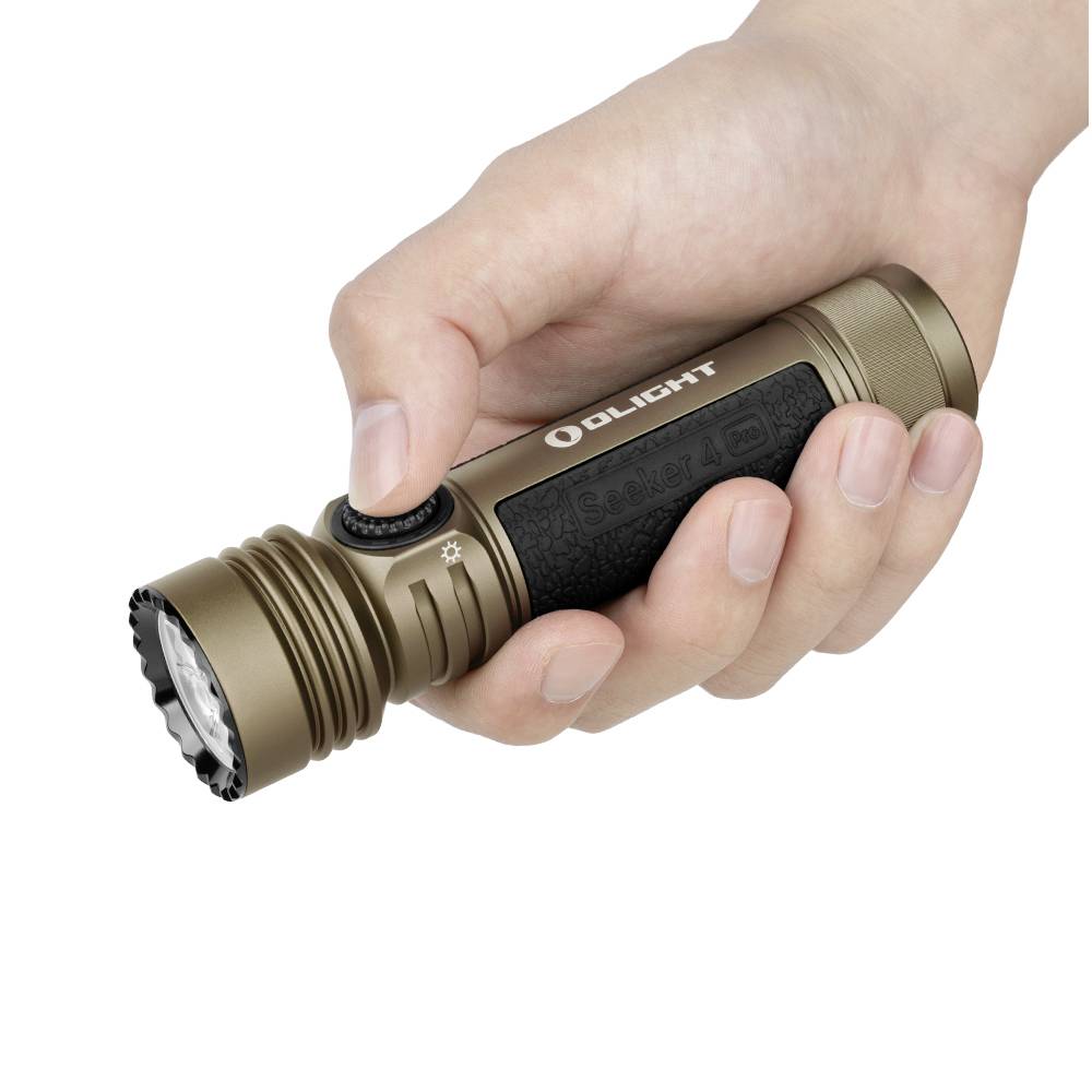 Hand hält eine braune Taschenlampe, auf der der Markenname steht. Die Lampe wird von der Seite betrachtet mit sichtbarem Einschaltknopf.