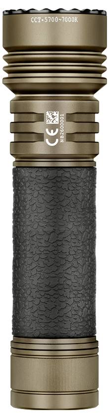 Eine Taschenlampe aus Metall mit strukturiertem Griff, goldfarbenen Details und einer Aufschrift 'CCT: 5700-7000K' auf dem Kopf.