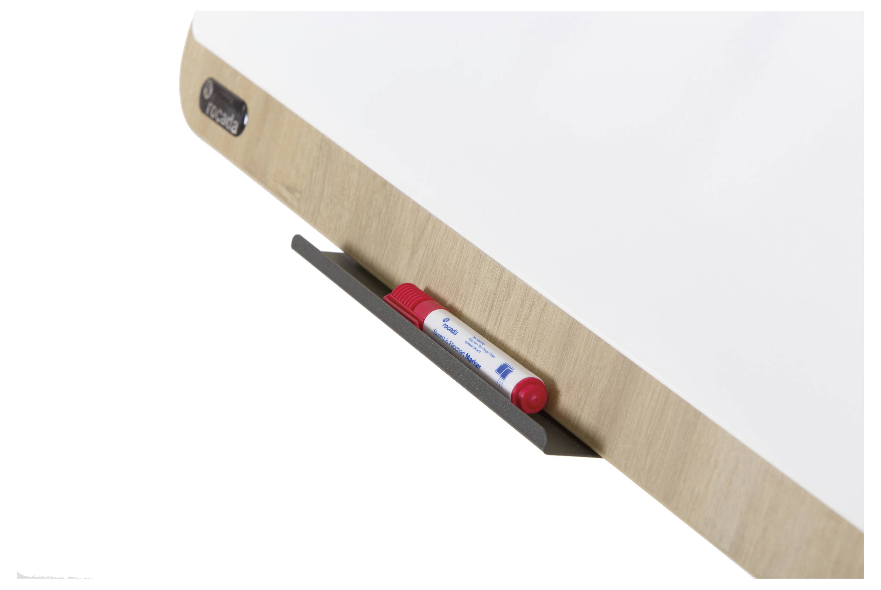 Ein rotes Whiteboard-Marker liegt auf einer Ablage unterhalb eines Whiteboards aus Holz und Metall.