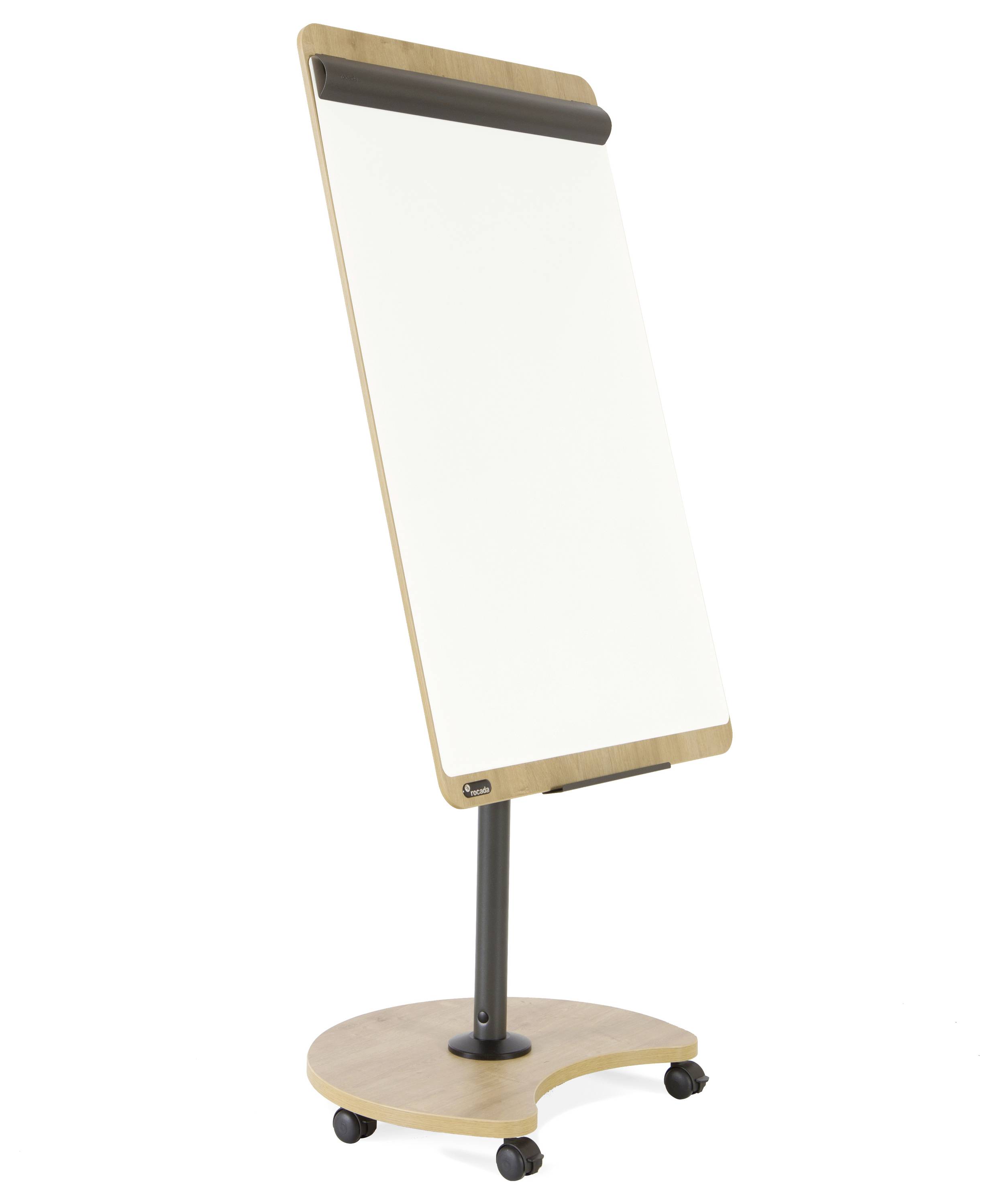 Leeres Flipchart auf einem Holzständer mit Rollen, bereit für Präsentationen und Notizen.
