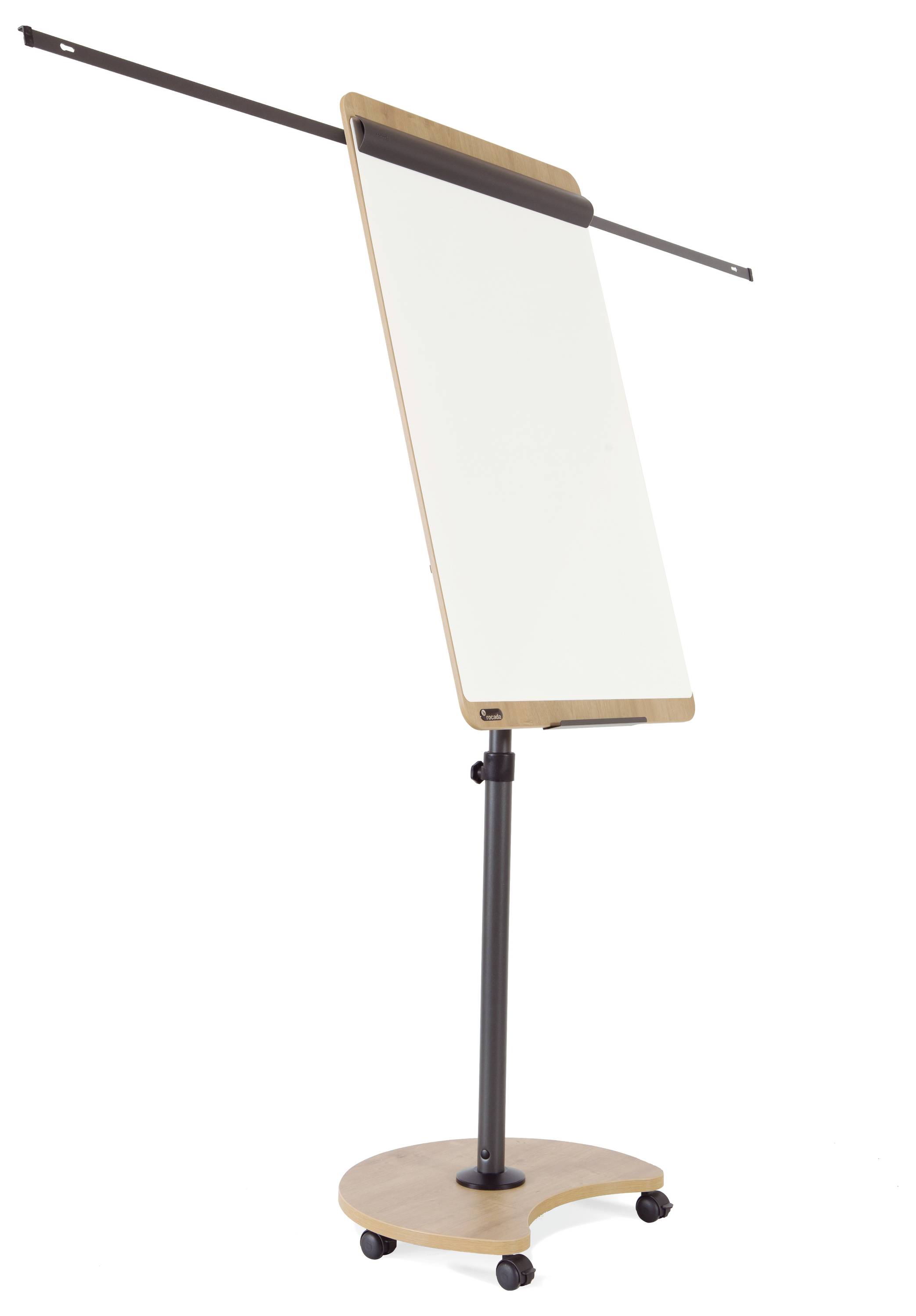 Ein mobiler Flipchart mit einer weißen Schreibfläche auf einem Ständer mit Rädern, geeignet für Präsentationen oder Workshops.