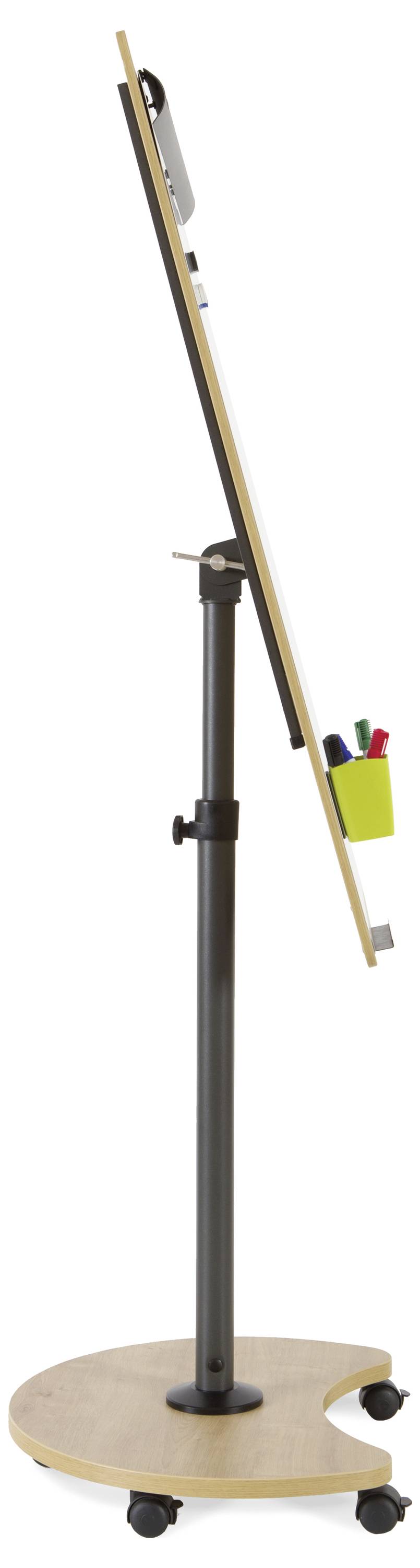Rollbares Whiteboard, vertikal eingestellt, auf schwarzem Ständer mit Holzbasis. An der Seite ein gelber Stifthalter mit Markern.