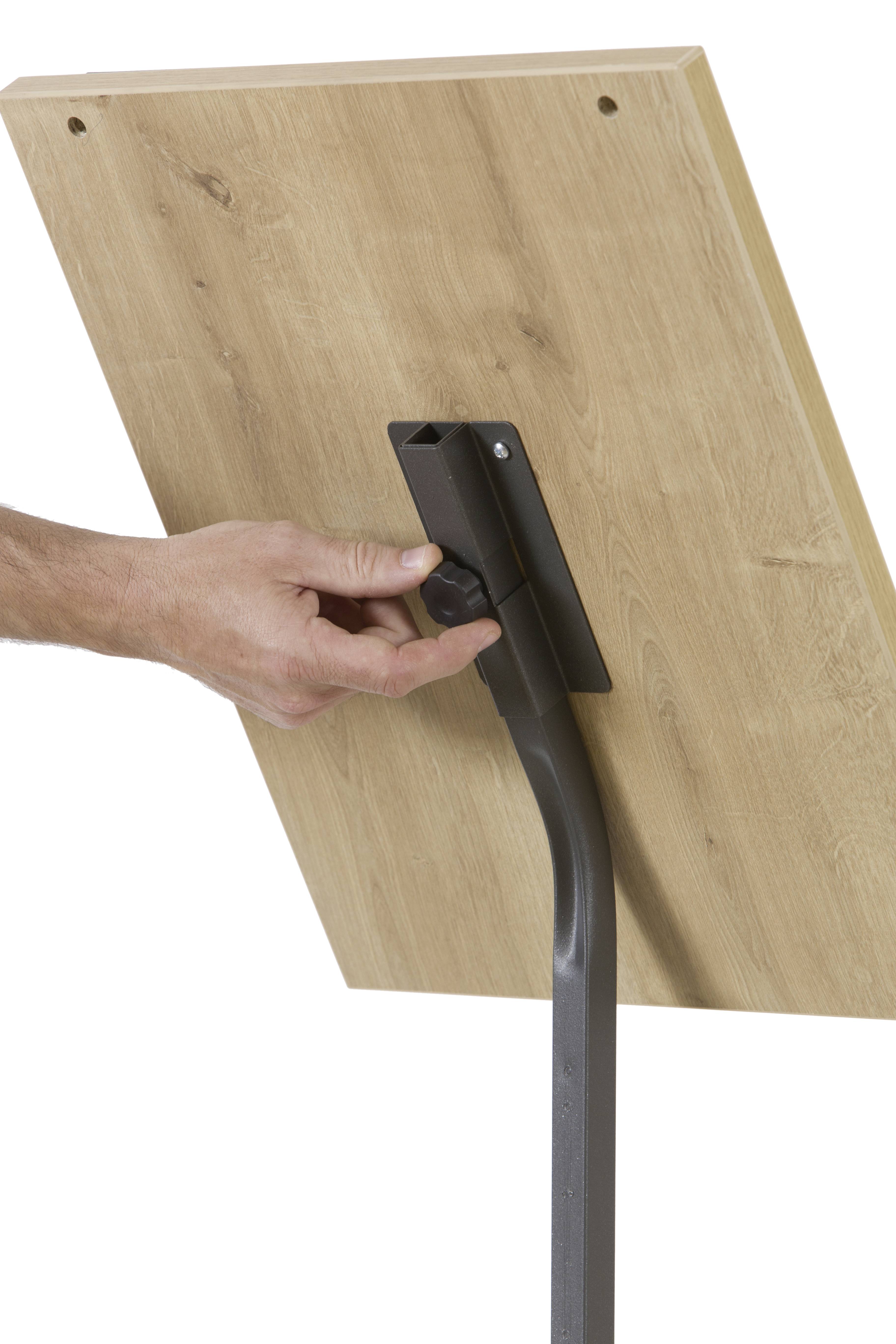 Person justiert den Winkel einer Holzplatte an einem Metallständer. Die Hand hält einen Drehknopf, um die Position zu verändern.