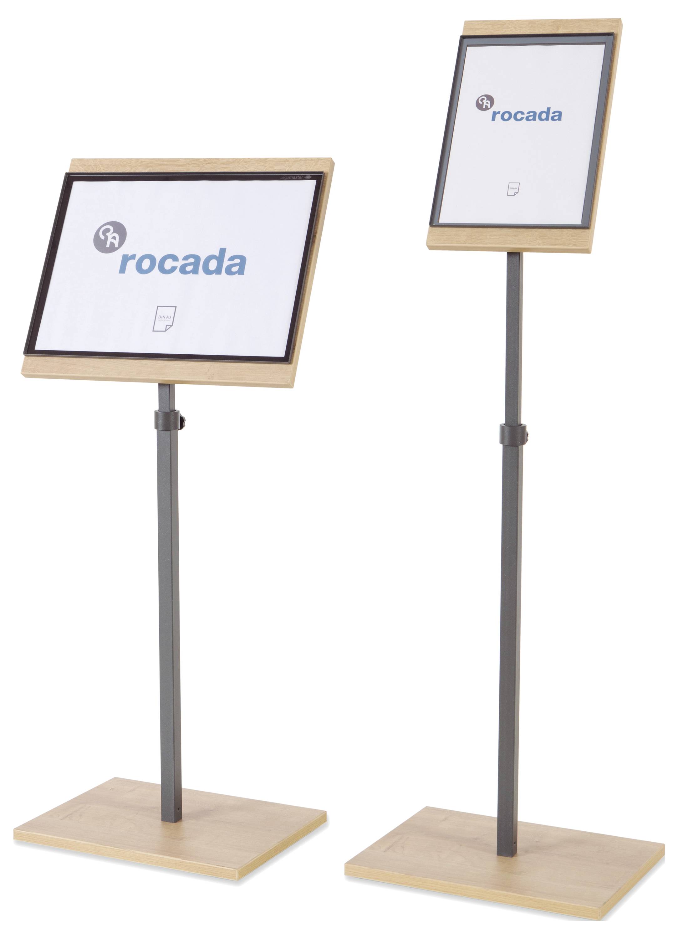 Zwei Holzständer mit schwarzem Metallgestell, jeweils mit einem Rahmen, der ein 'rocada'-Logo zeigt. Stehend auf quadratischer Basis.