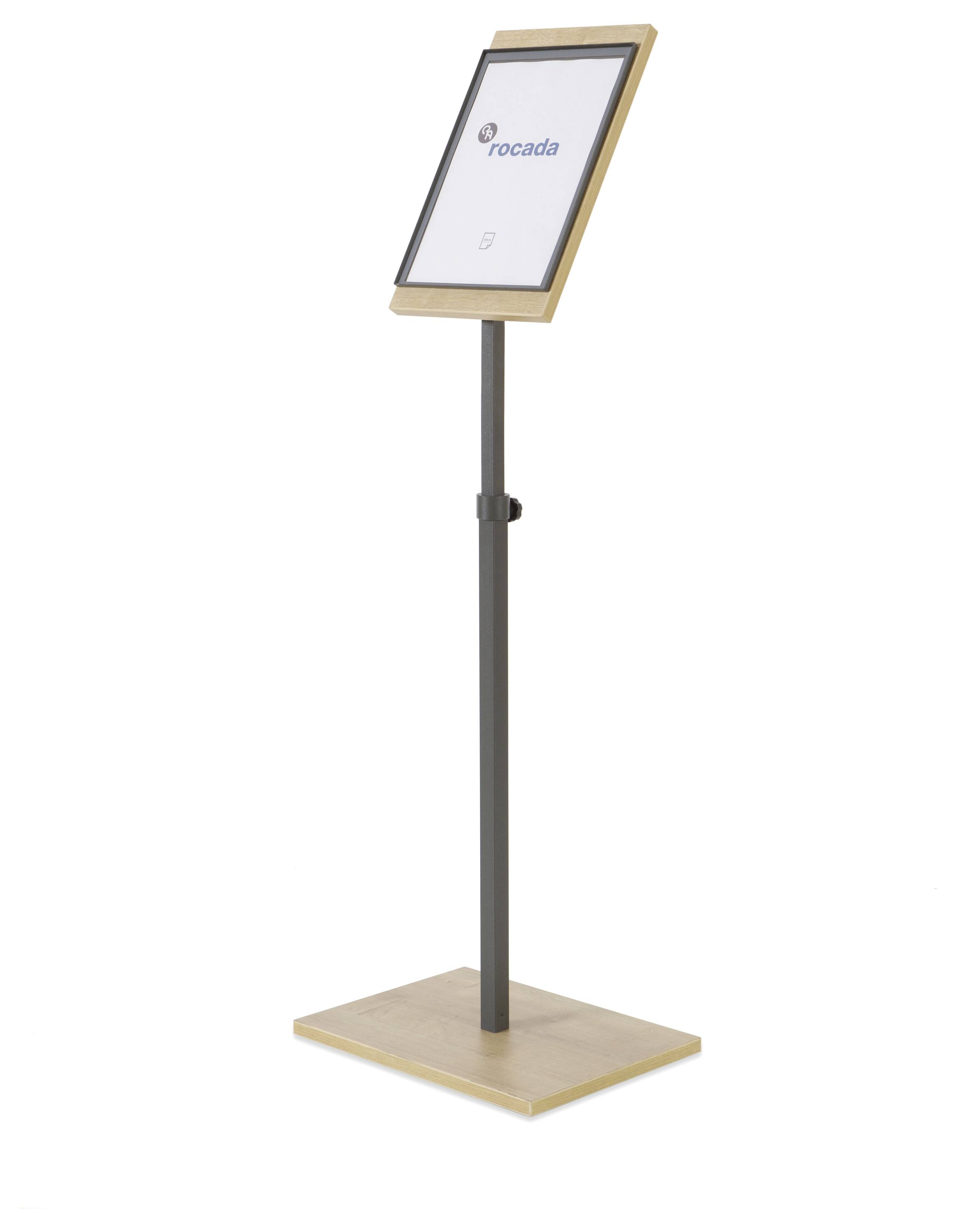 Ein verstellbarer Infoständer mit einem quadratischen Holzfuß und einem Tablet, das vertikal in einem Halter befestigt ist.