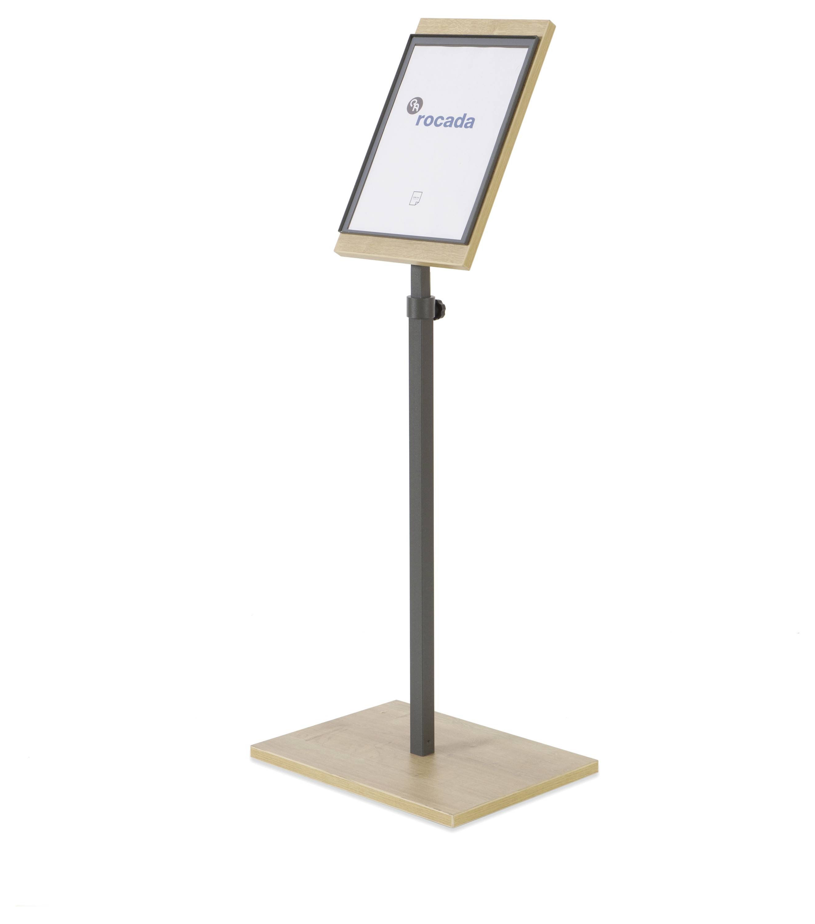 Tablet-Ständer aus Holz und Metall mit einem Bildschirm, auf dem das Logo 'Rocada' zu sehen ist. Ideal für Präsentationen.