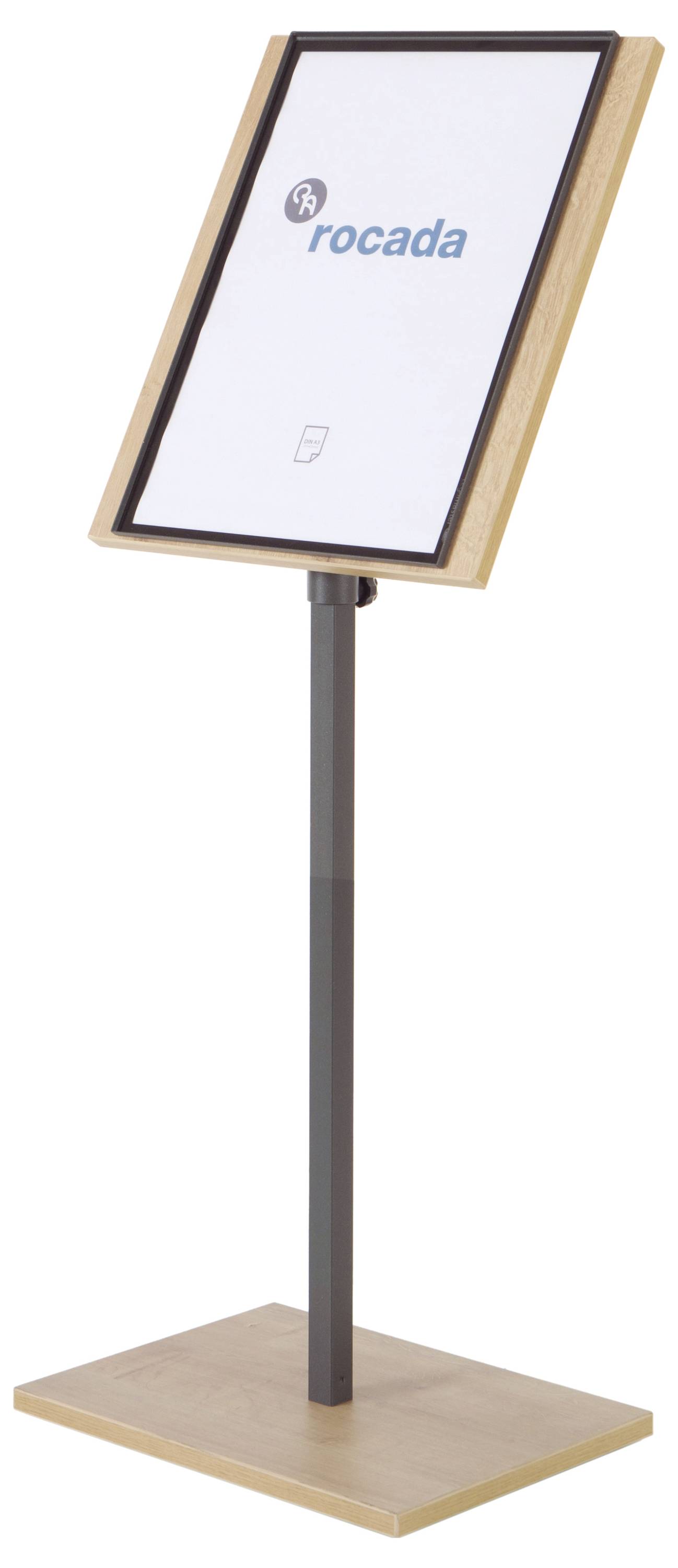 Ein freistehendes, hölzernes Präsentationsdisplay mit Metallständer, zeigt das Logo 'rocada'. Ideal für Informationsanzeigen.