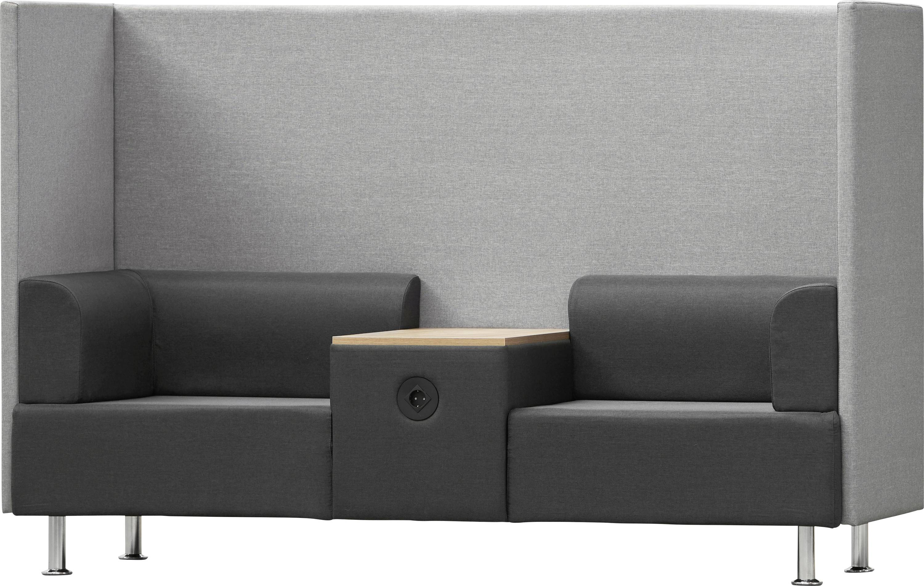Graues, zweisitziges Sofa mit hoher Rückenlehne und Trennwand für mehr Privatsphäre. In der Mitte befindet sich ein Tisch mit Steckdose.