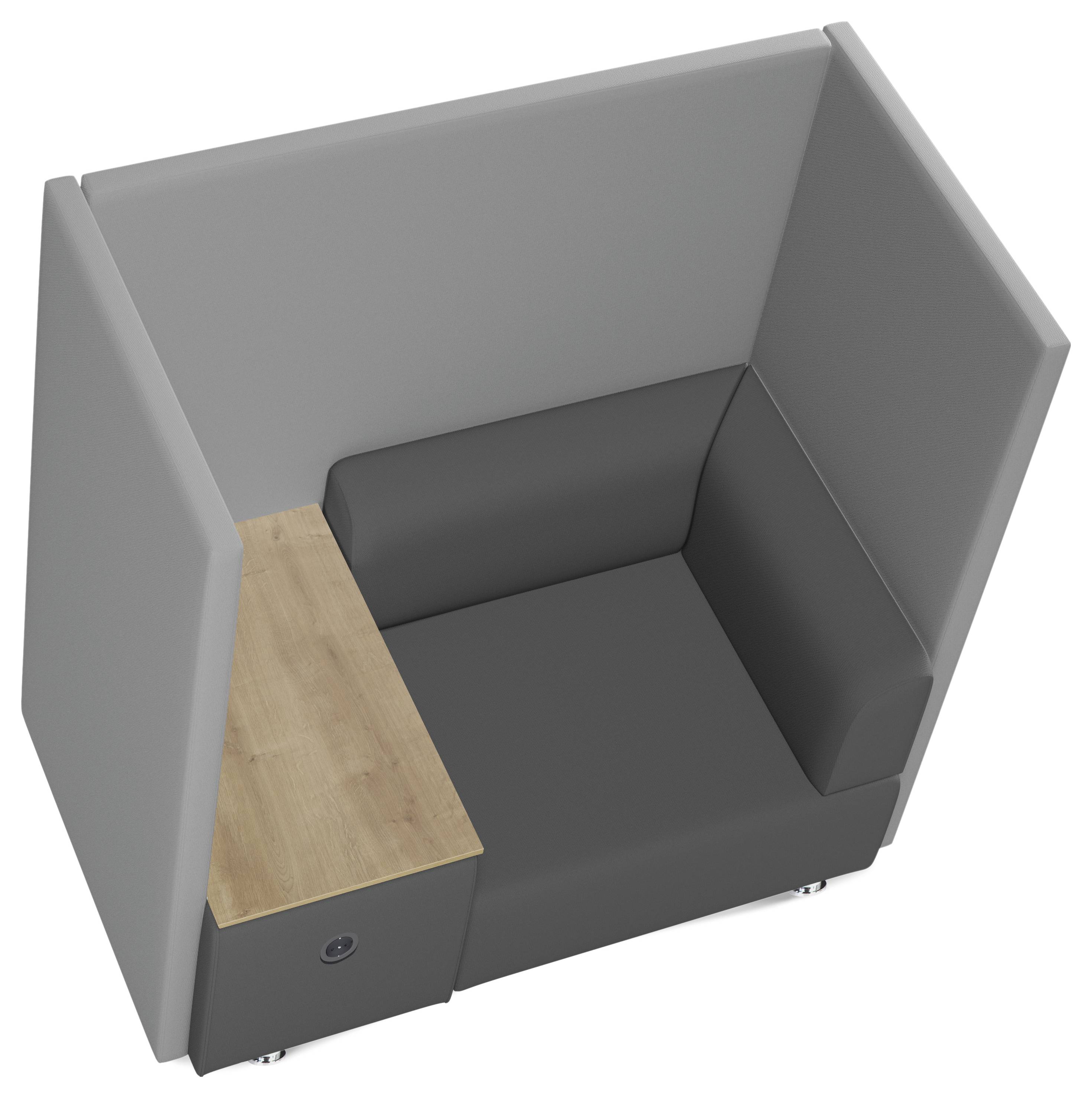 Graues, gepolstertes Sitzmöbel mit hohen Wänden für Privatsphäre, ausgestattet mit Holzarmlehne und integriertem Stromanschluss.