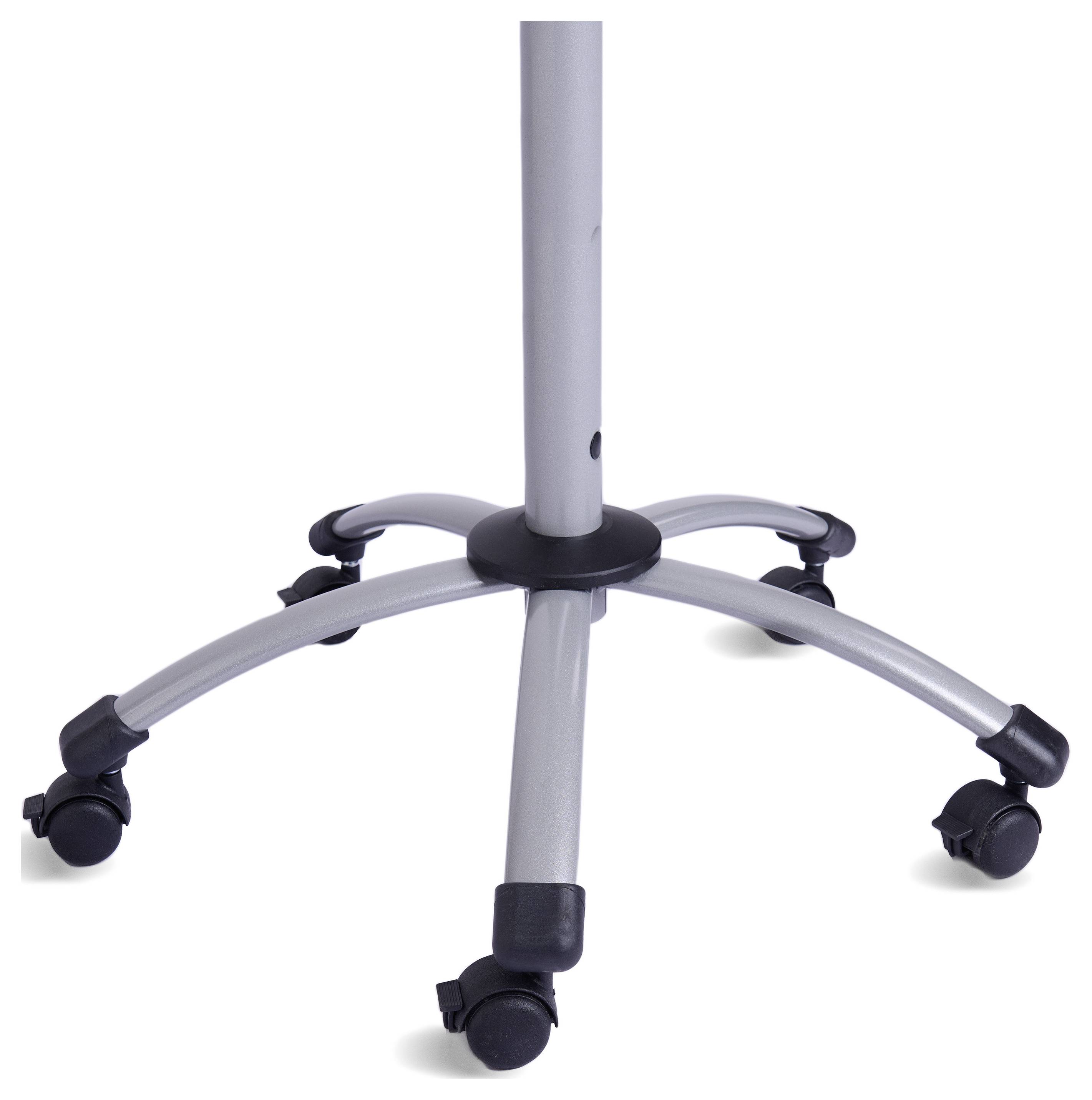 Ein Bürostuhl mit silbernem Metallfußkreuz und schwarzen Rollen auf einem weißen Hintergrund.