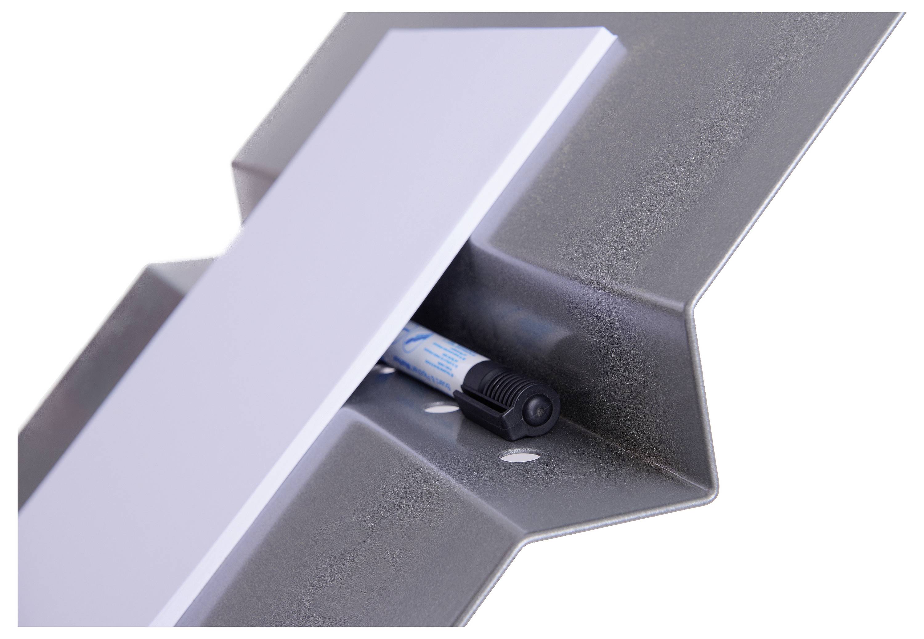 Ein Whiteboard-Marker liegt in der Halterung eines modernen, silbernen Whiteboard-Ständers.