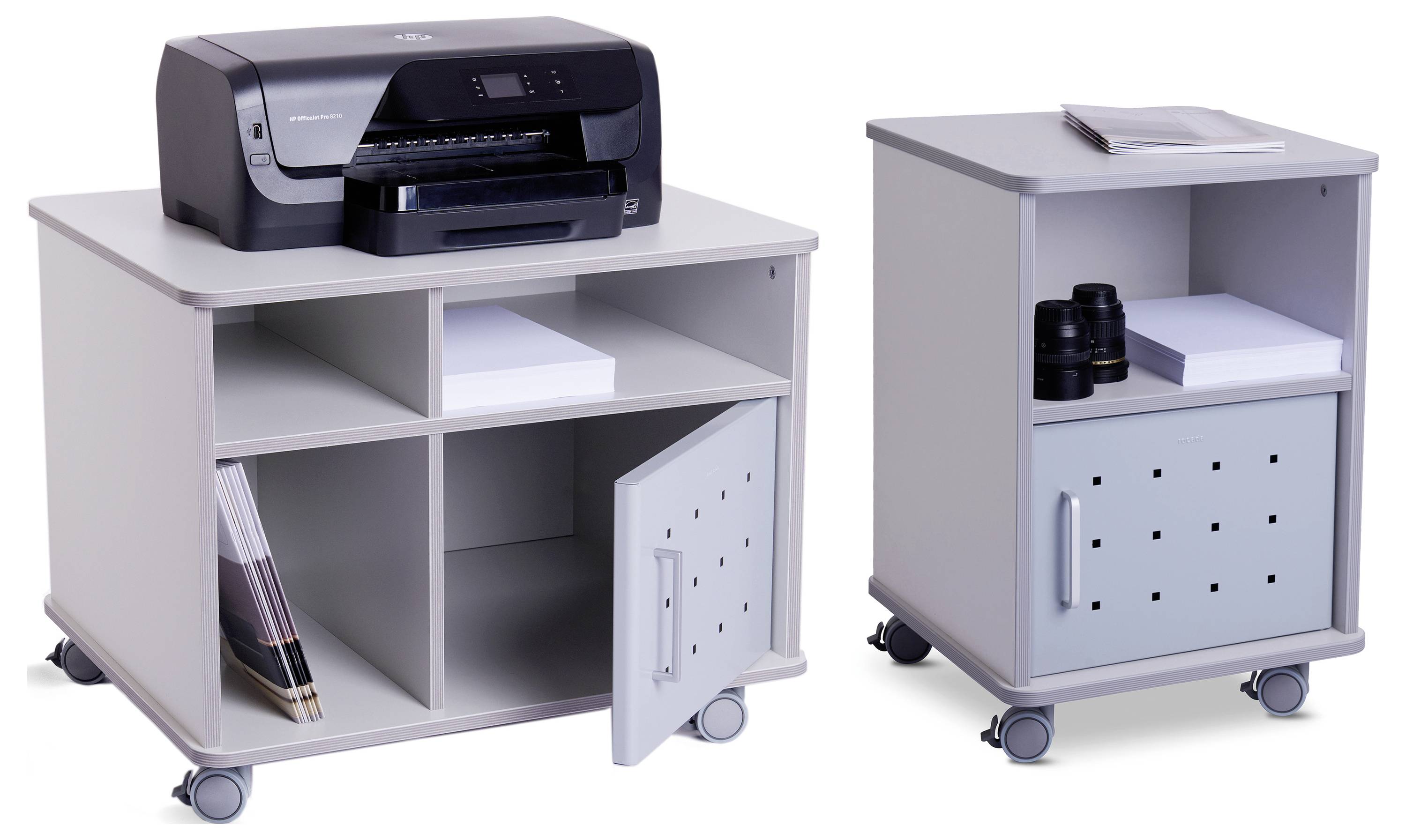 Rollbare Büromöbel: Ein Druckertisch mit Papierfächern und ein separater kleinerer Schrank mit offenem Fach und Tür.