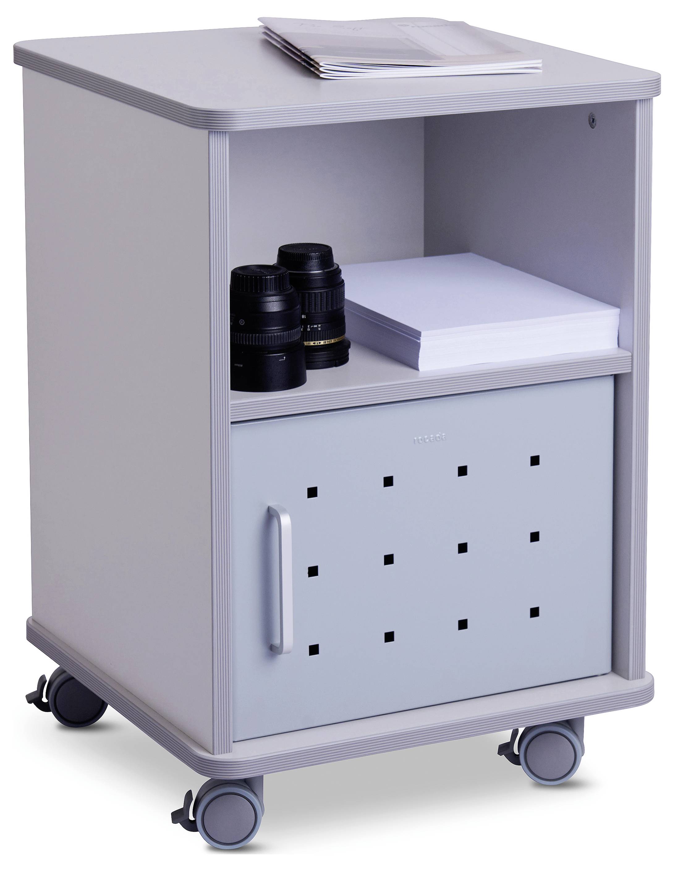 Ein grauer Rollcontainer mit vier Rollen. Oben Papier und zwei Kameraobjektive, darunter ein Fach mit mehr Papier und geschlossener Tür.