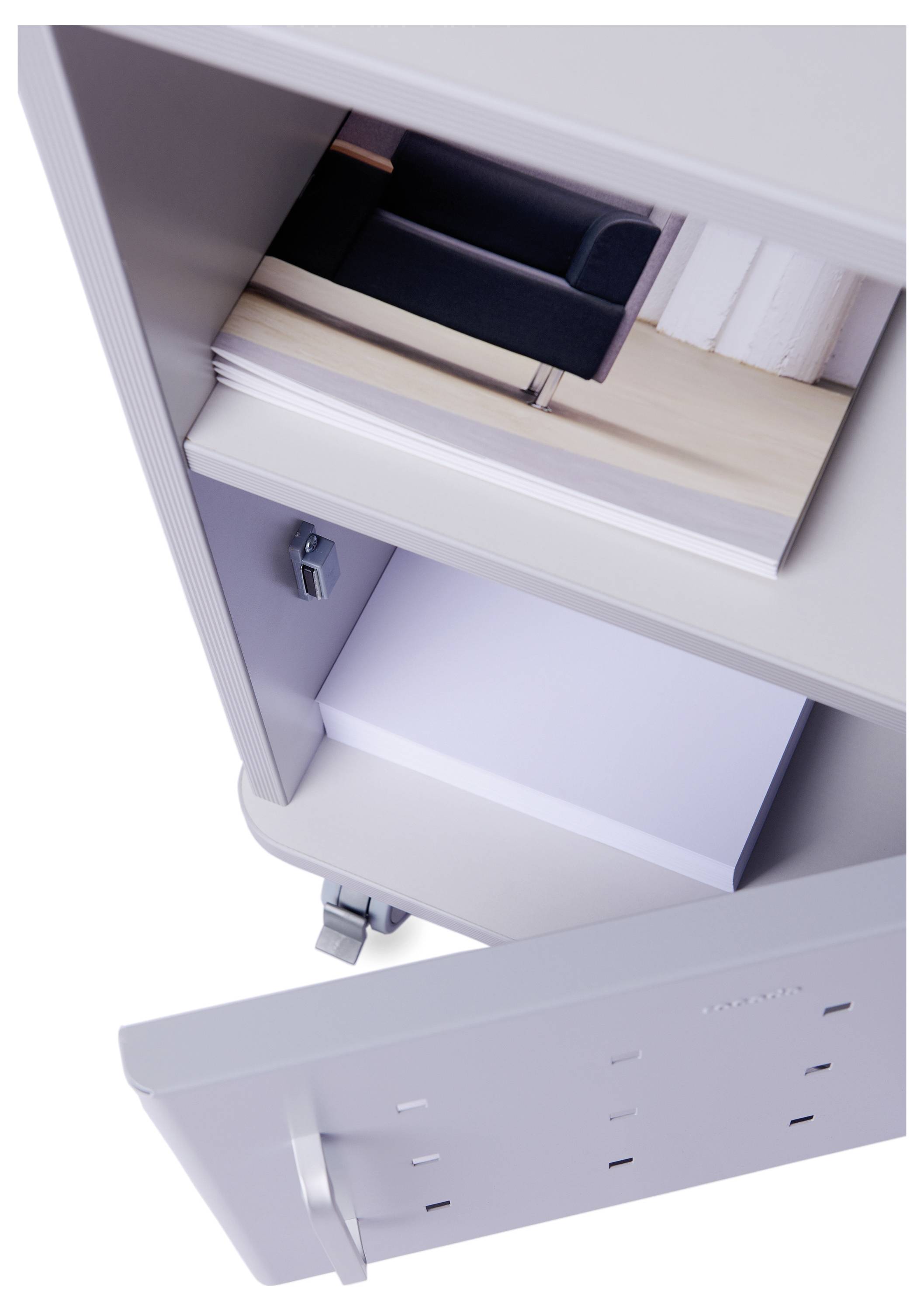 Grauer Aktenschrank mit geöffneten Fächern, zeigt Dokumente und Tücher.