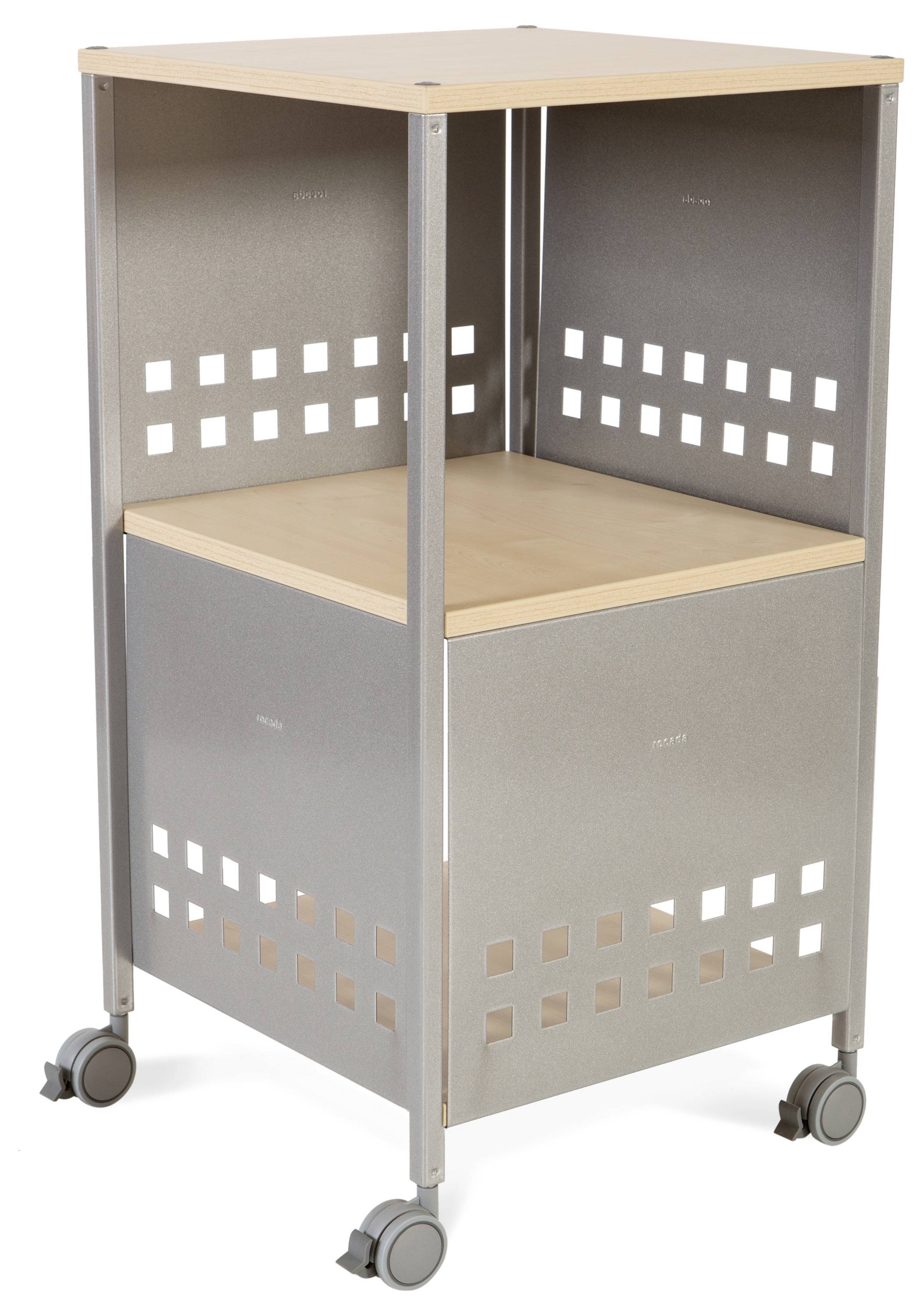 Metallischer Rollwagen mit Holzoberflächen und quadratischen Aussparungen. Vier Rollen ermöglichen Mobilität; ideal für Bürogeräte.