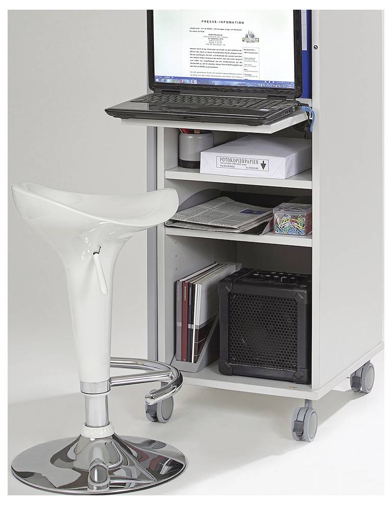 Ein mobiler Computerarbeitsplatz mit einem Laptop, Drucker und Büromaterialien auf einem Rollwagen, daneben ein weißer Barhocker.