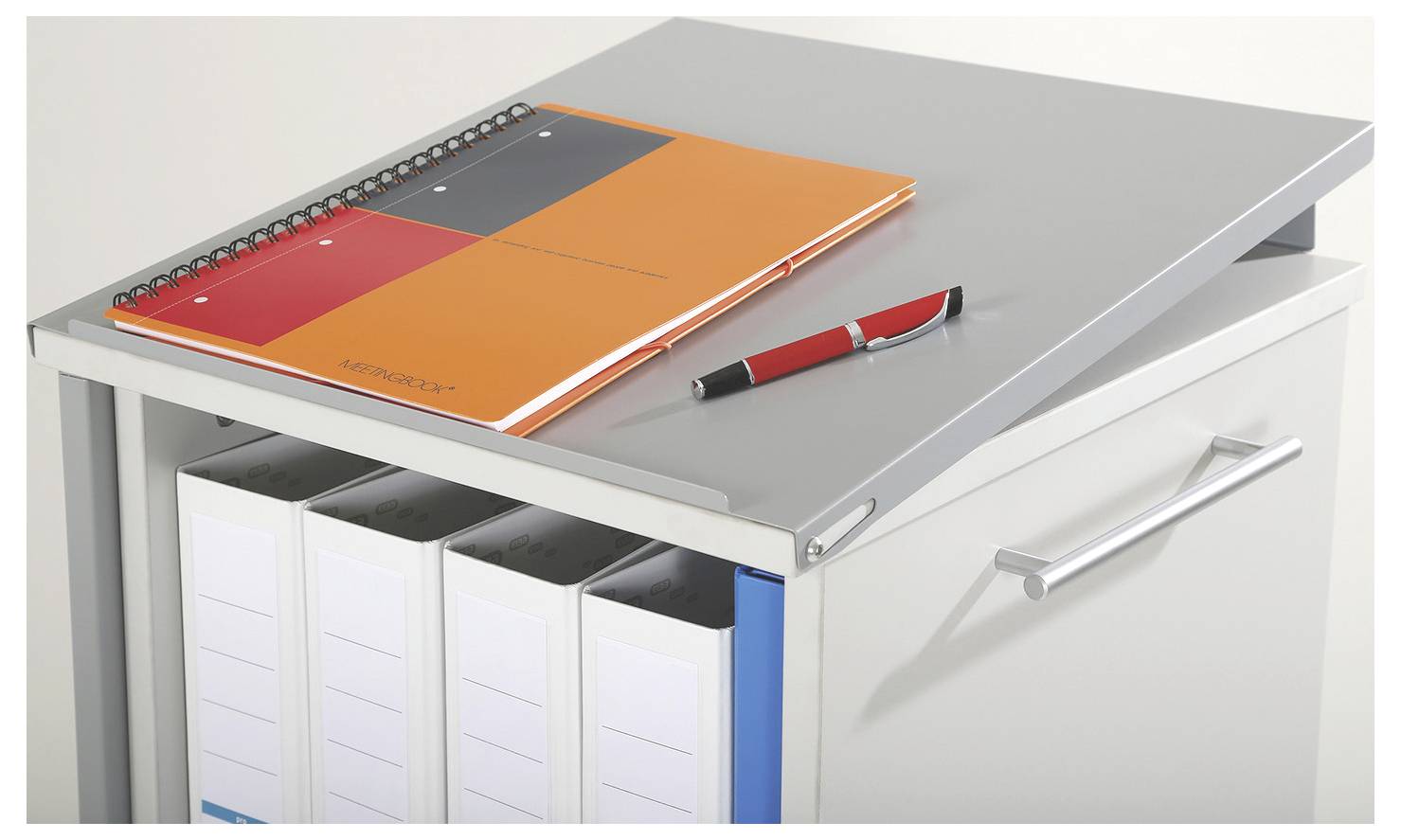 Ein Ordnerständer mit mehreren Aktenordnern, auf dem ein aufgeklapptes Notizbuch und ein Stift liegen.