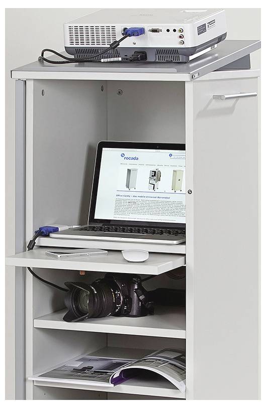 Ein geöffneter Schrank mit einem Laptop auf einem Fach, zeigt eine Webseite. Obenauf steht ein Projektor. Unten eine Kamera und Magazine.
