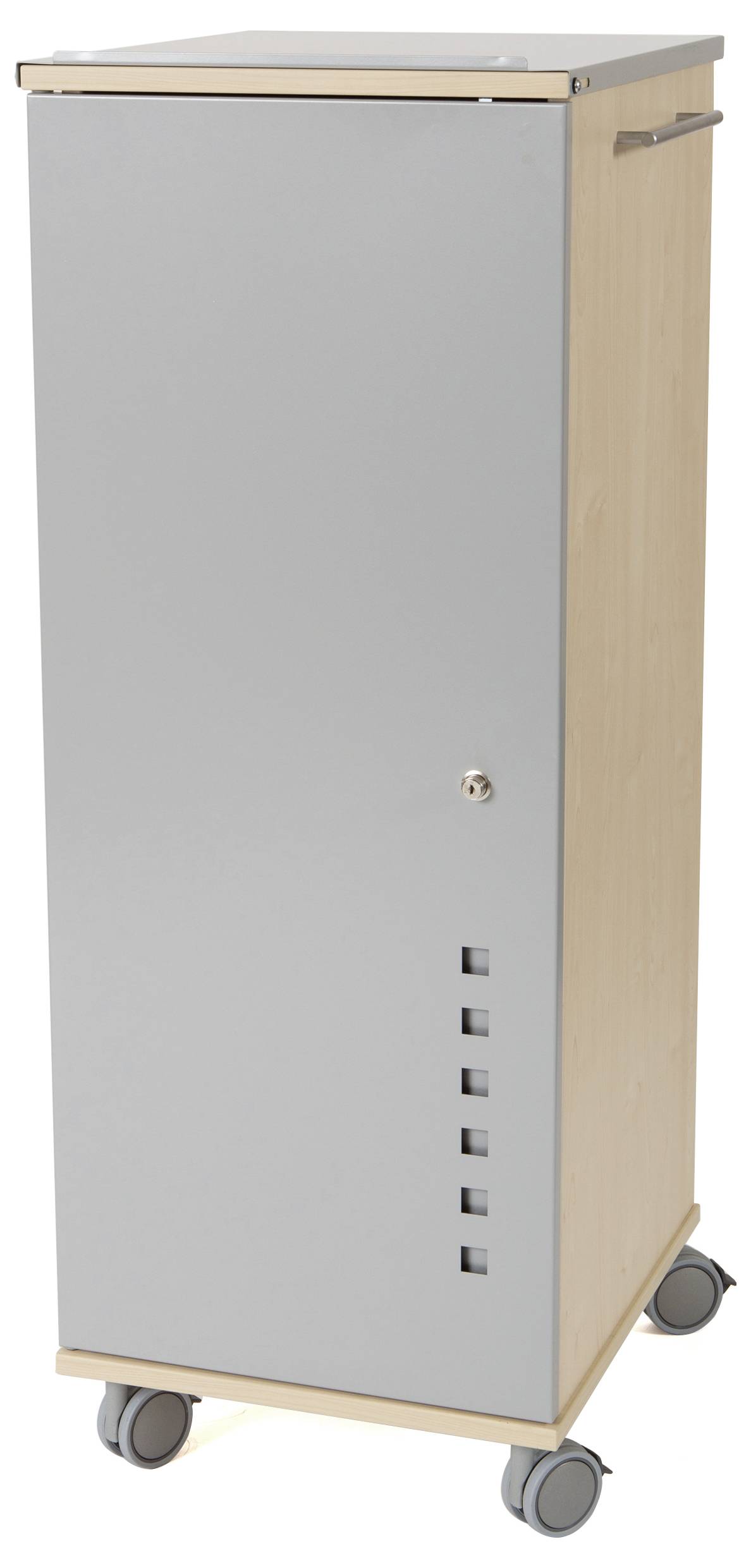Ein hoher, schmaler Schrank auf Rollen mit Holzrahmen und grauer Front. Eine verschließbare Tür mit Schlitzen am unteren Teil.