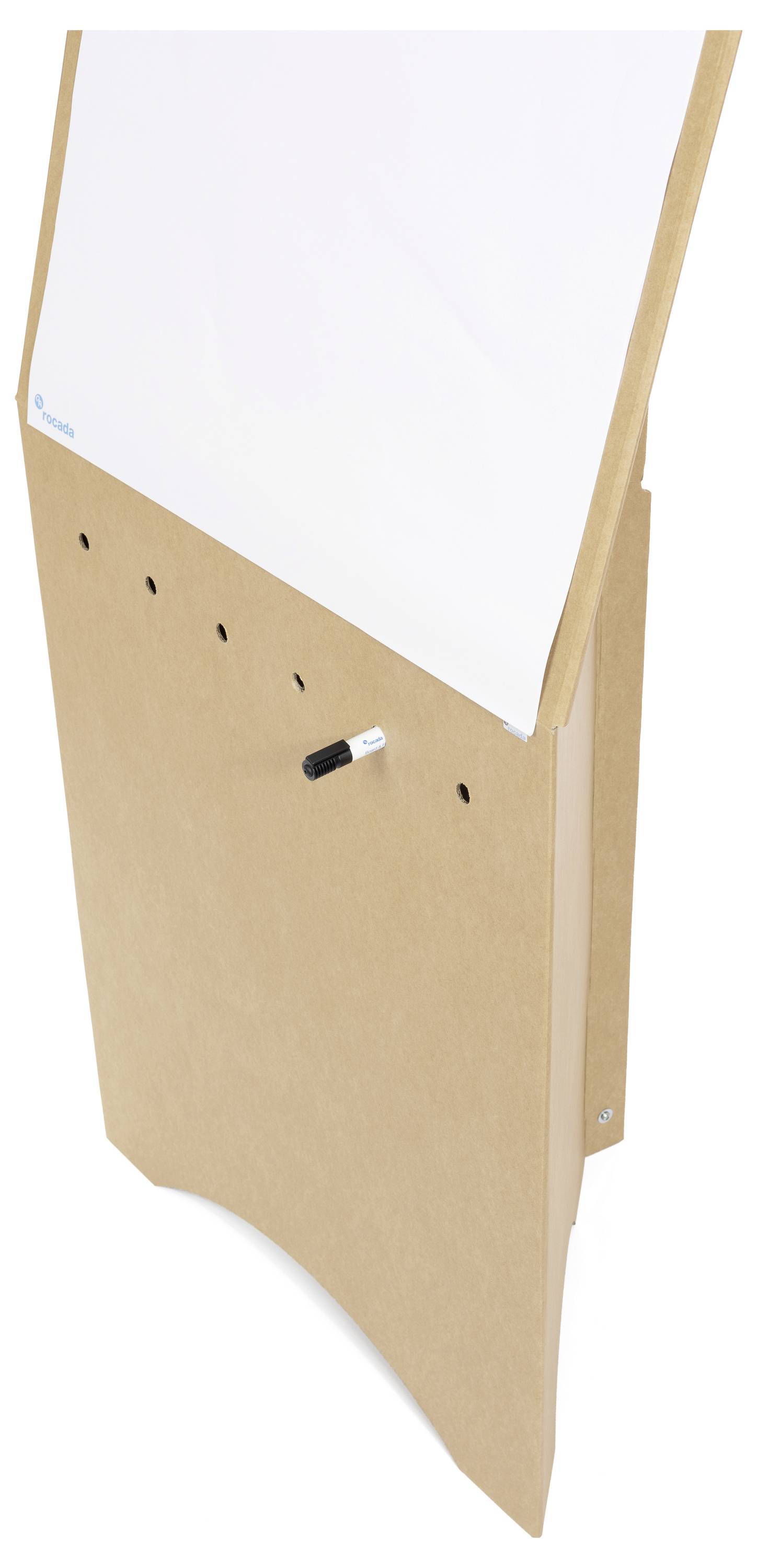 Ein braunes Flipchart mit darauf befestigten weißen Papierblättern und einem schwarzen Marker in der Halterung.