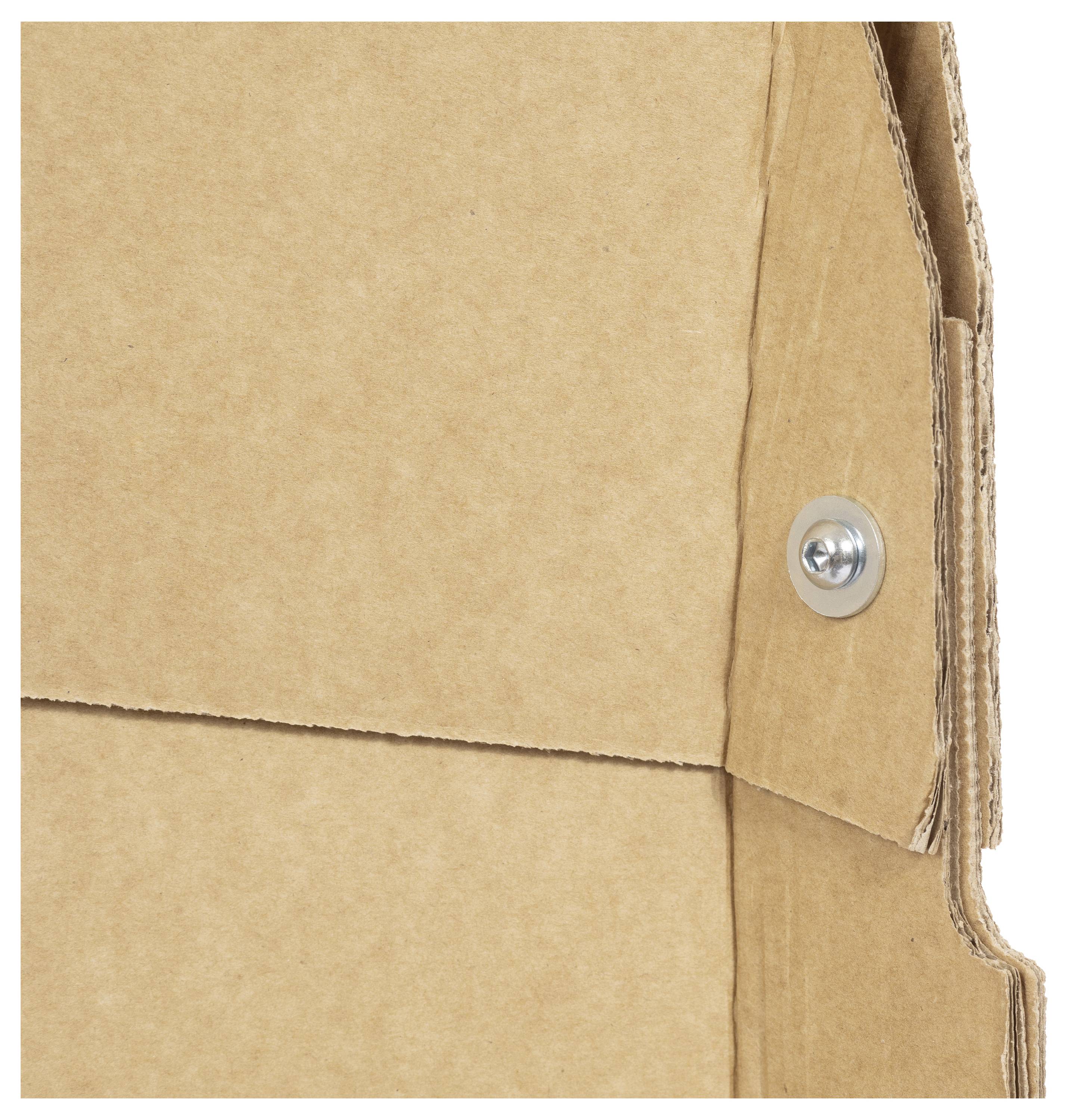 Kartonverpackung, Ecke eines gefalteten Pakets mit Metallschraube in einem Pappverschluss, Detailaufnahme der Konstruktion.