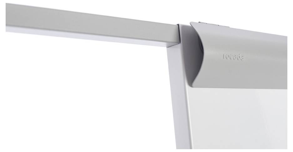 Ein Detail einer weißen Projektionsfläche mit grauem Rahmen. Es zeigt einen Mechanismus zur Befestigung der Fläche an einer Wand.