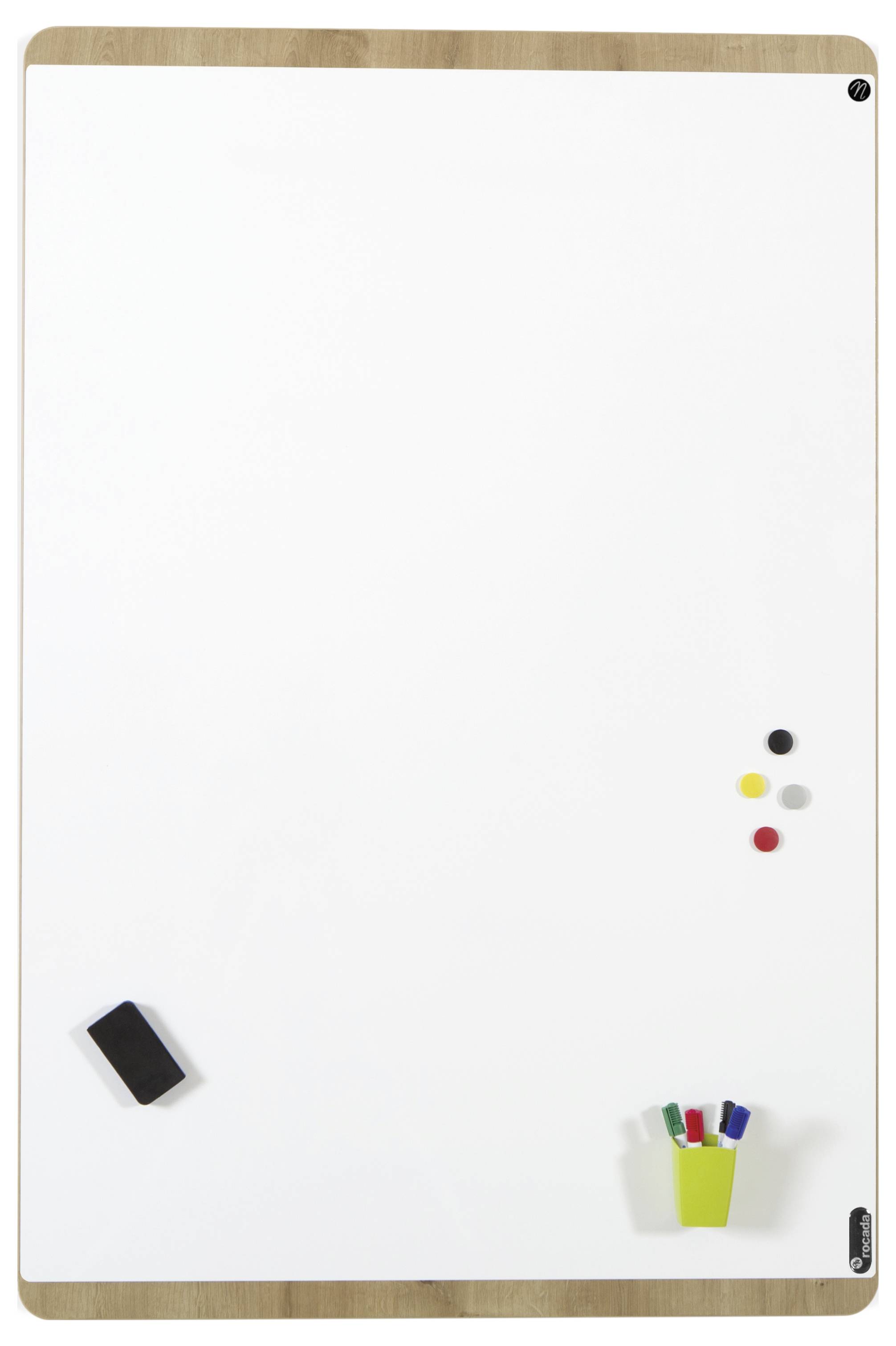 Weiße Magnettafel mit vier Markern in unterschiedlichen Farben, einem Schwamm und vier bunten Magneten an der unteren Ecke.