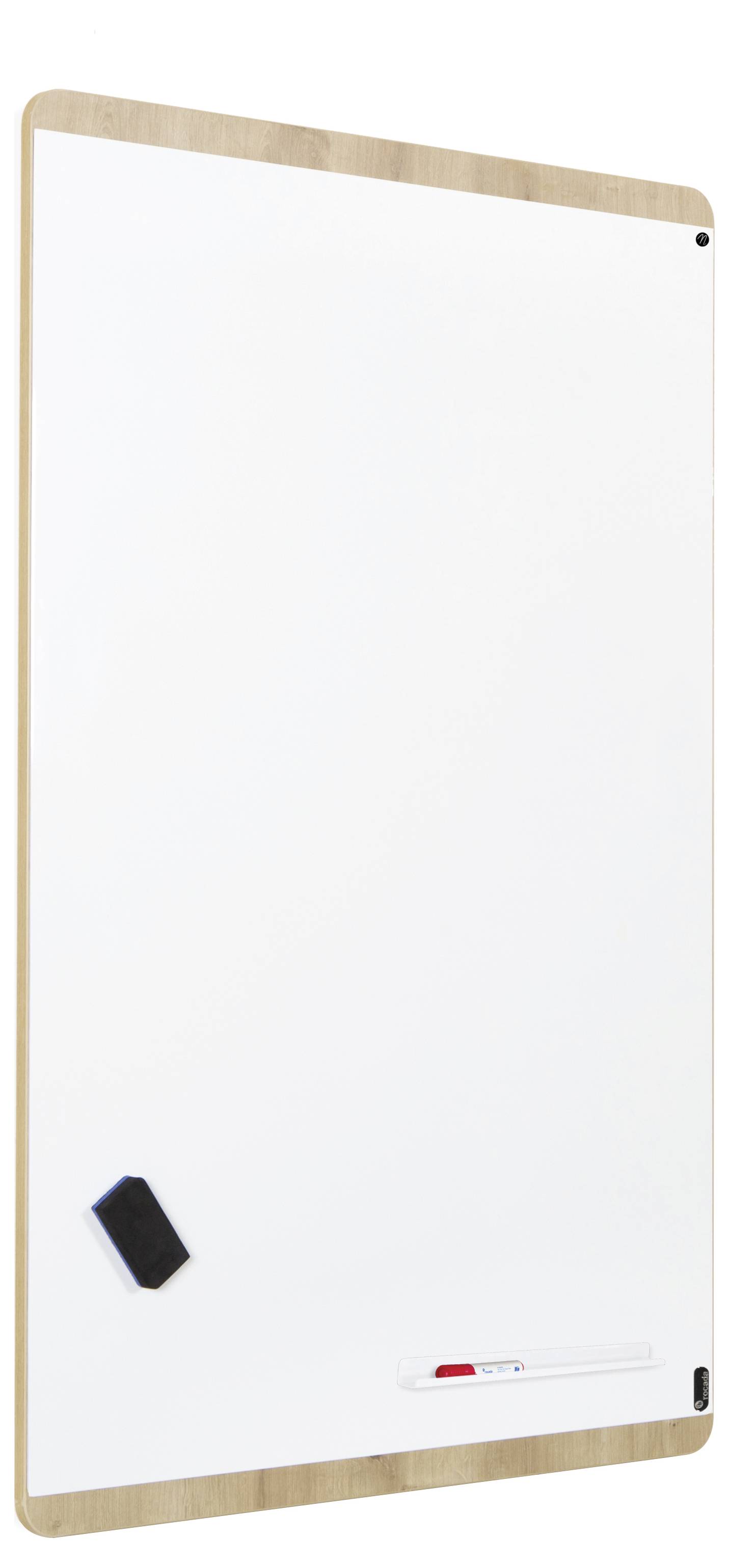 Ein leeres, vertikal ausgerichtetes Whiteboard mit einem schwarzen Radiergummi und einem roten Marker an der unteren Kante.