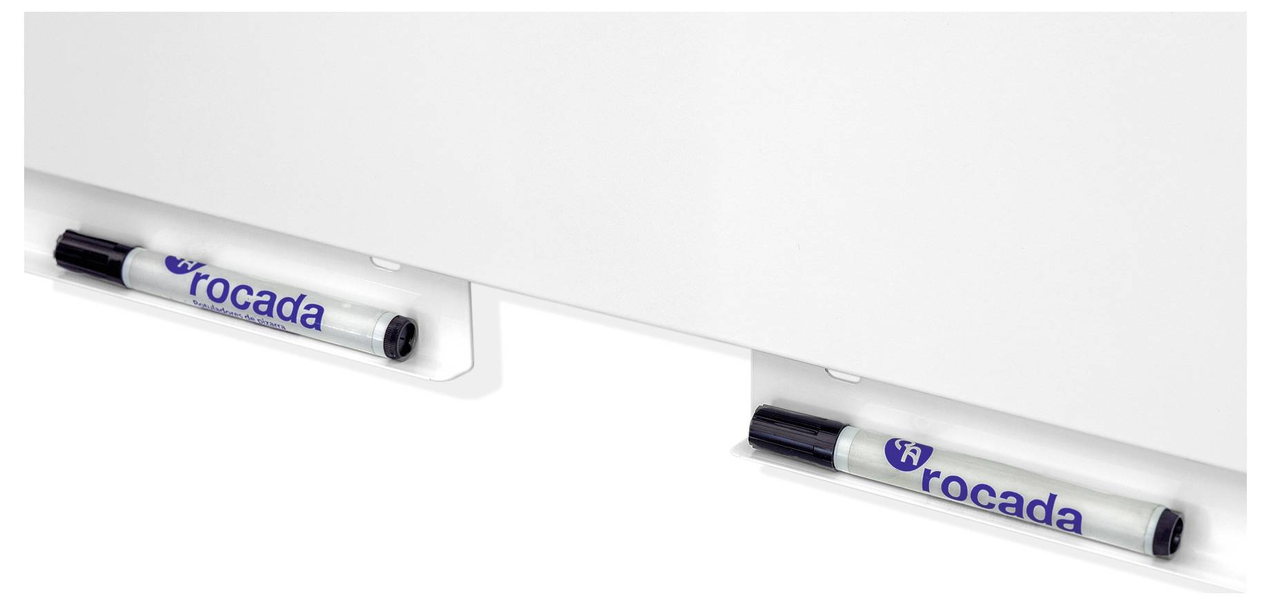 Zwei schwarze Stifte mit der Aufschrift 'rocada' hängen an einem weißen Tafelhalter.