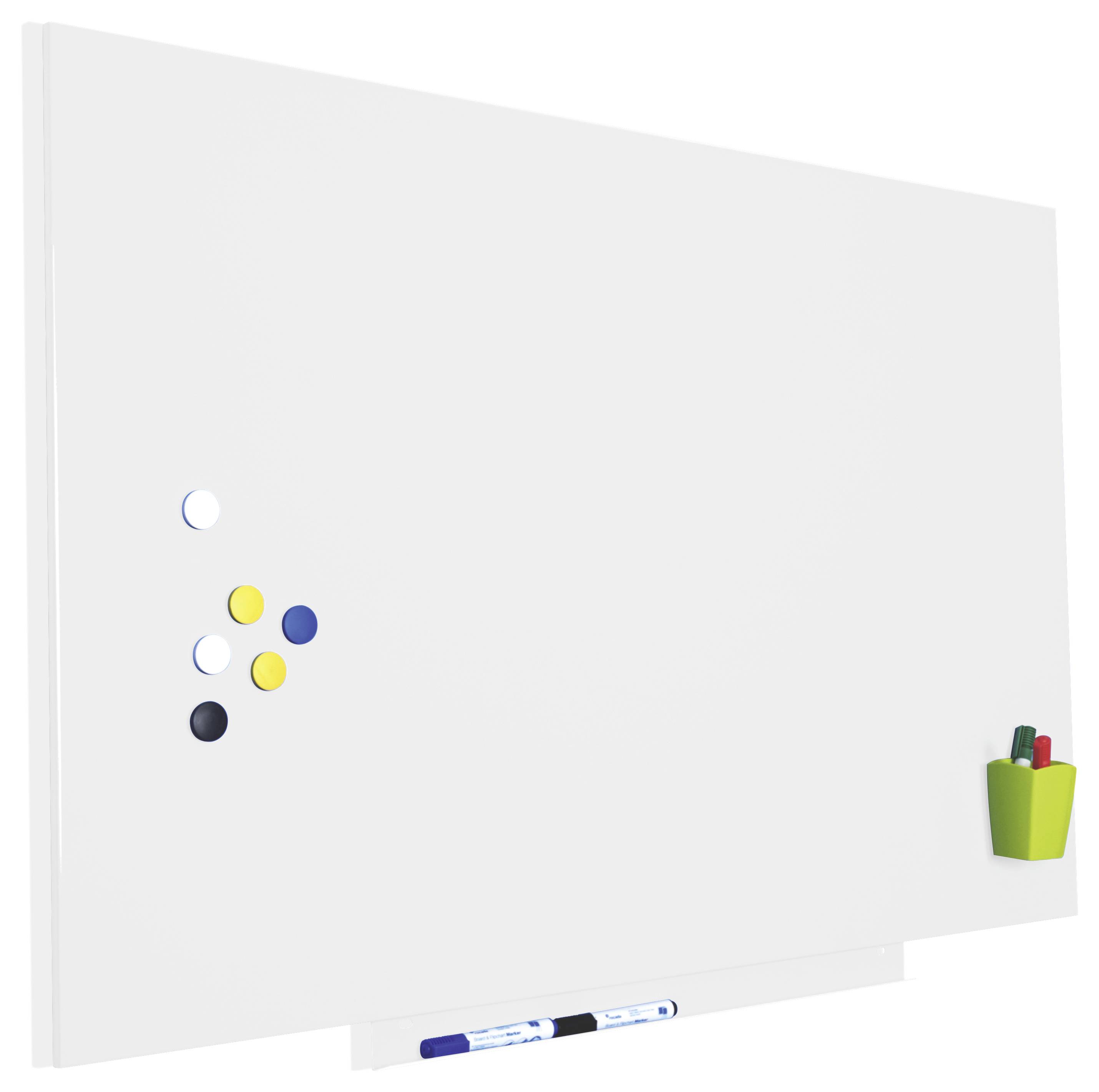 Ein leeres Whiteboard mit mehreren Magneten oben links und einem kleinen, grünen Stiftehalter rechts unten, der bunte Marker enthält.