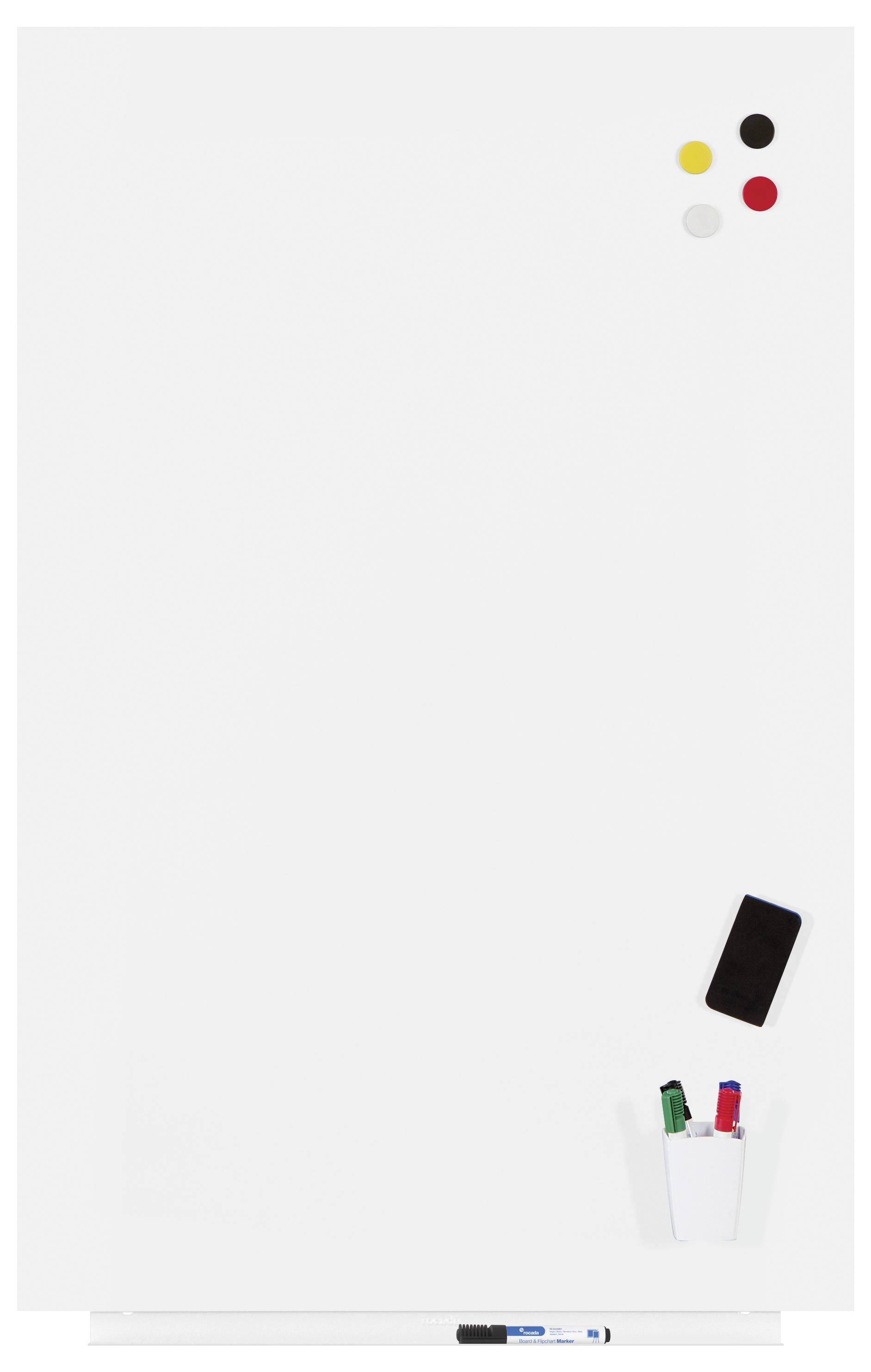 Eine weiße Magnettafel mit vier Magneten in verschiedenen Farben, ein Stiftbehälter mit Markern und ein Smartphone liegen auf der Tafel.