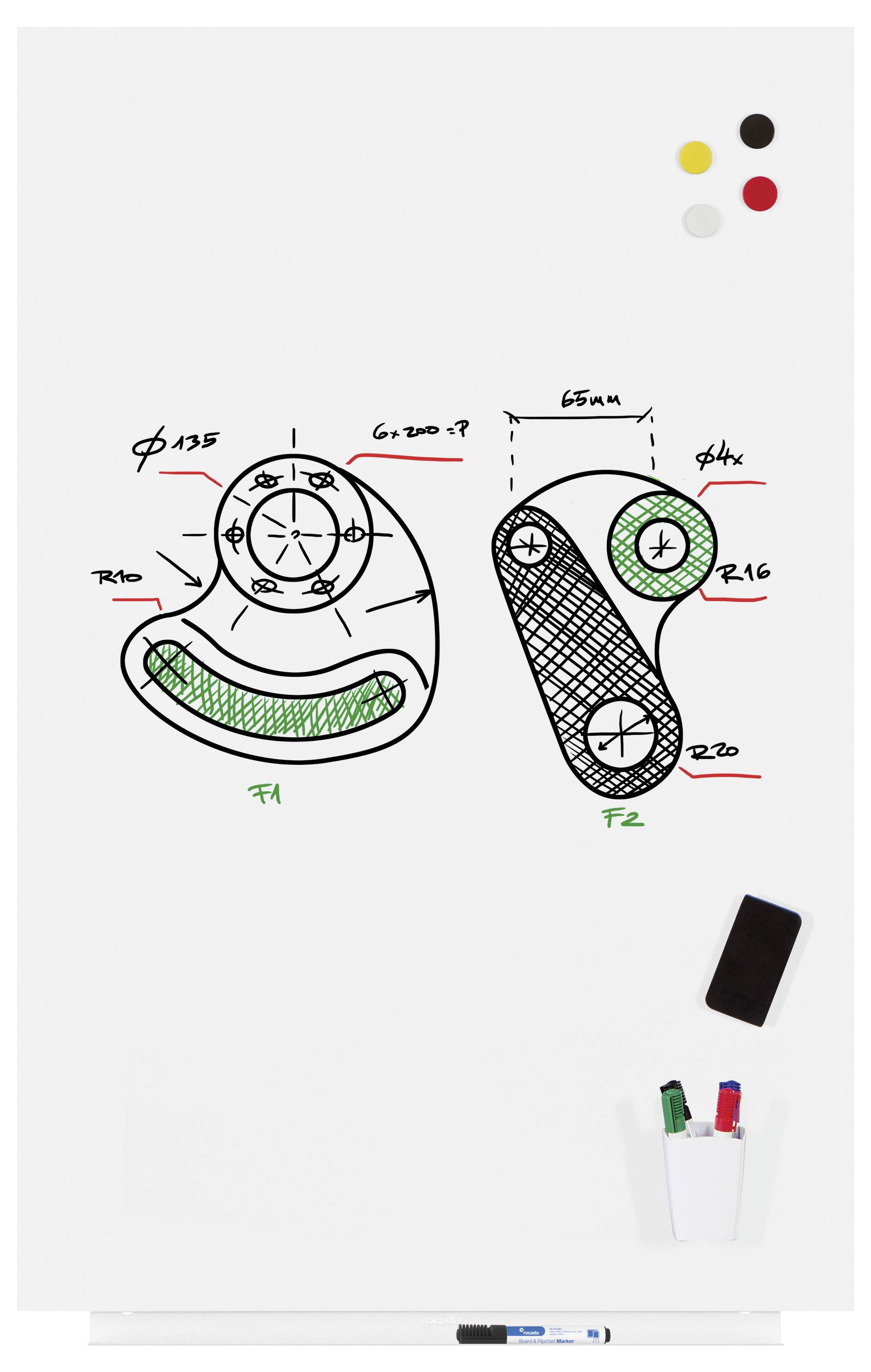Technische Zeichnung zeigt zwei mechanische Teile mit Maßen und Notizen auf einem Whiteboard. Markierungen in Grün, Rot und Schwarz.