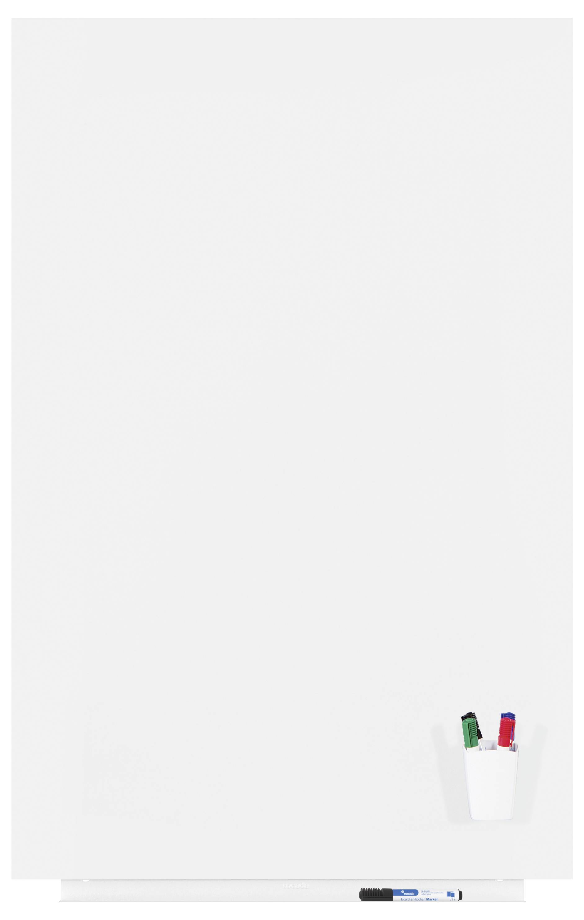 Eine weiße Tafel mit einem Stiftbehälter, der grüne, rote und blaue Marker enthält, darunter ein weiterer blauer Marker.