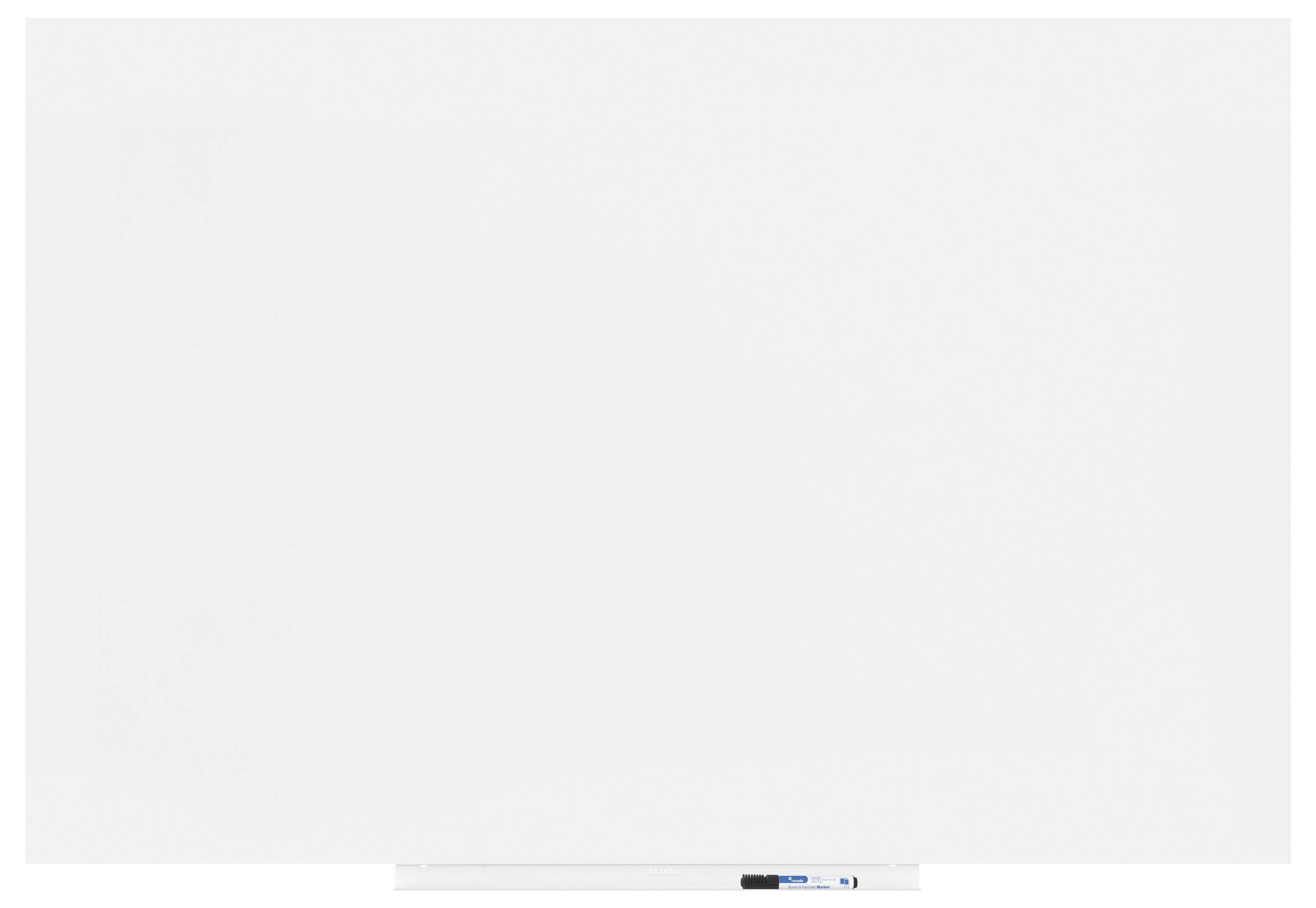 Ein leeres, weißes Whiteboard mit einem schwarzen Marker darunter, platziert an einer glatten weißen Wand.