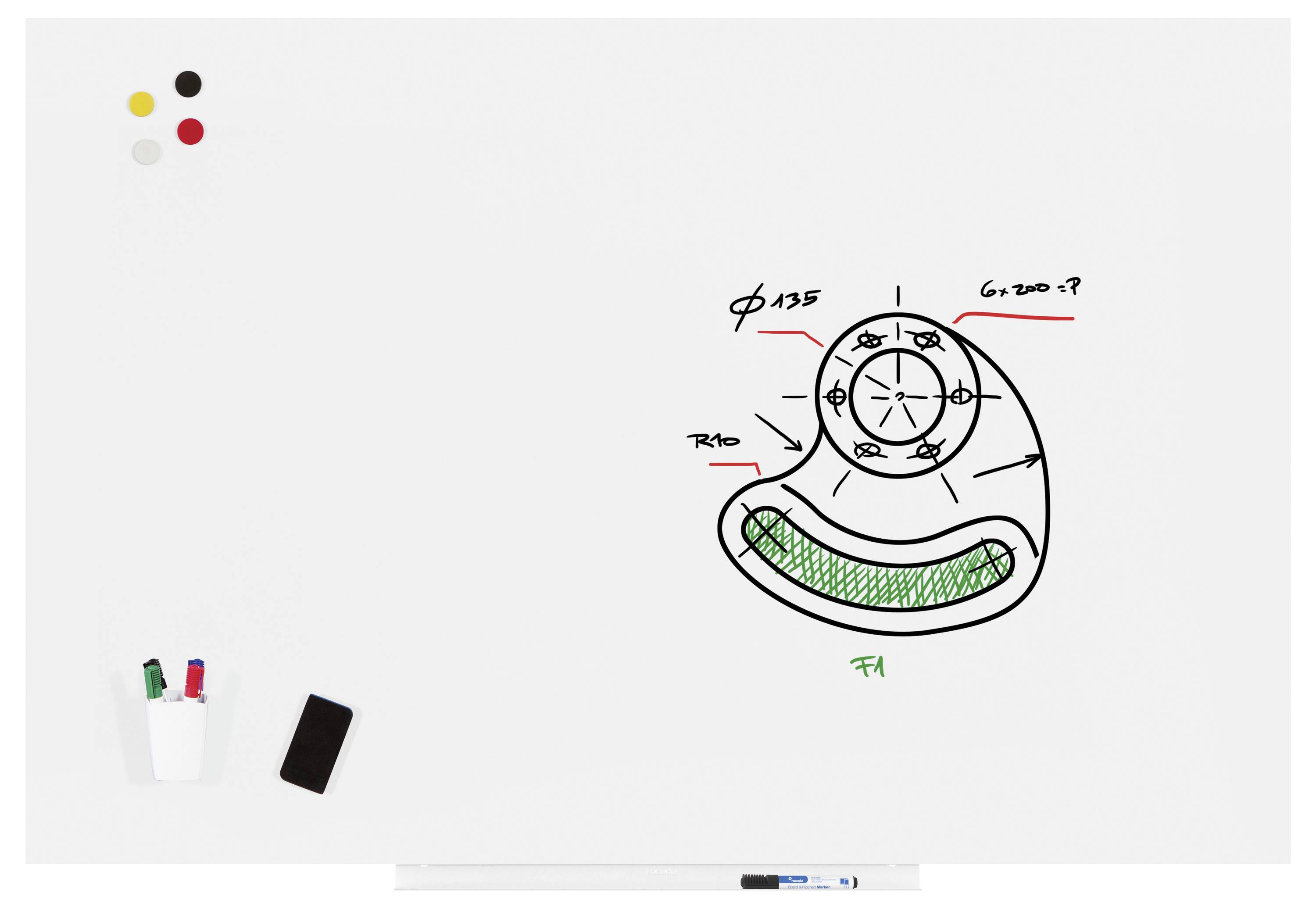 Technische Zeichnung eines mechanischen Teils mit Markierungen und Notizen auf einem Whiteboard. Marker und Schwamm sind daneben platziert.