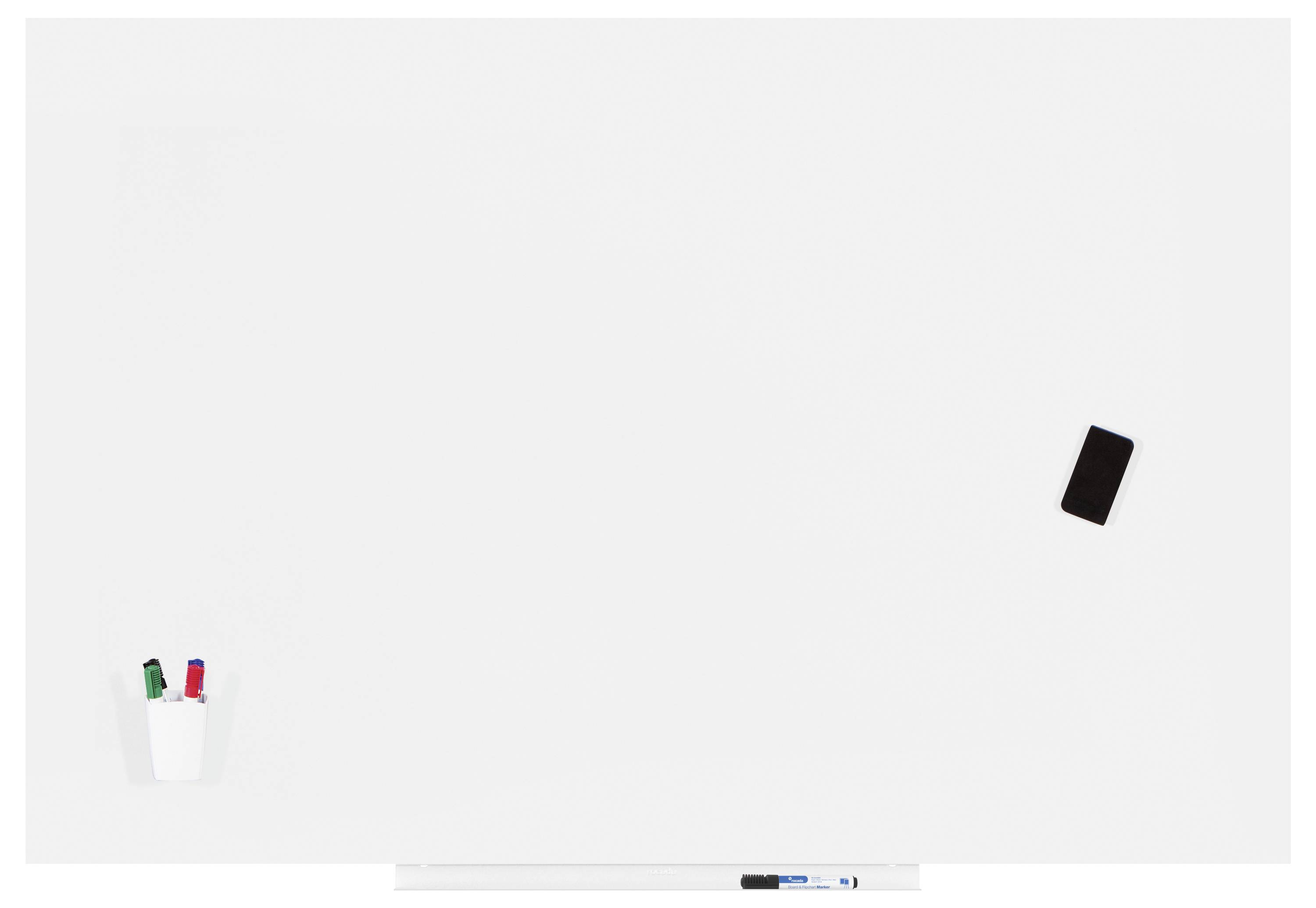 Ein leeres Whiteboard mit einem schwarzen Marker und einem Stiftbecher, der grüne und rote Stifte hält, an der unteren Ecke.