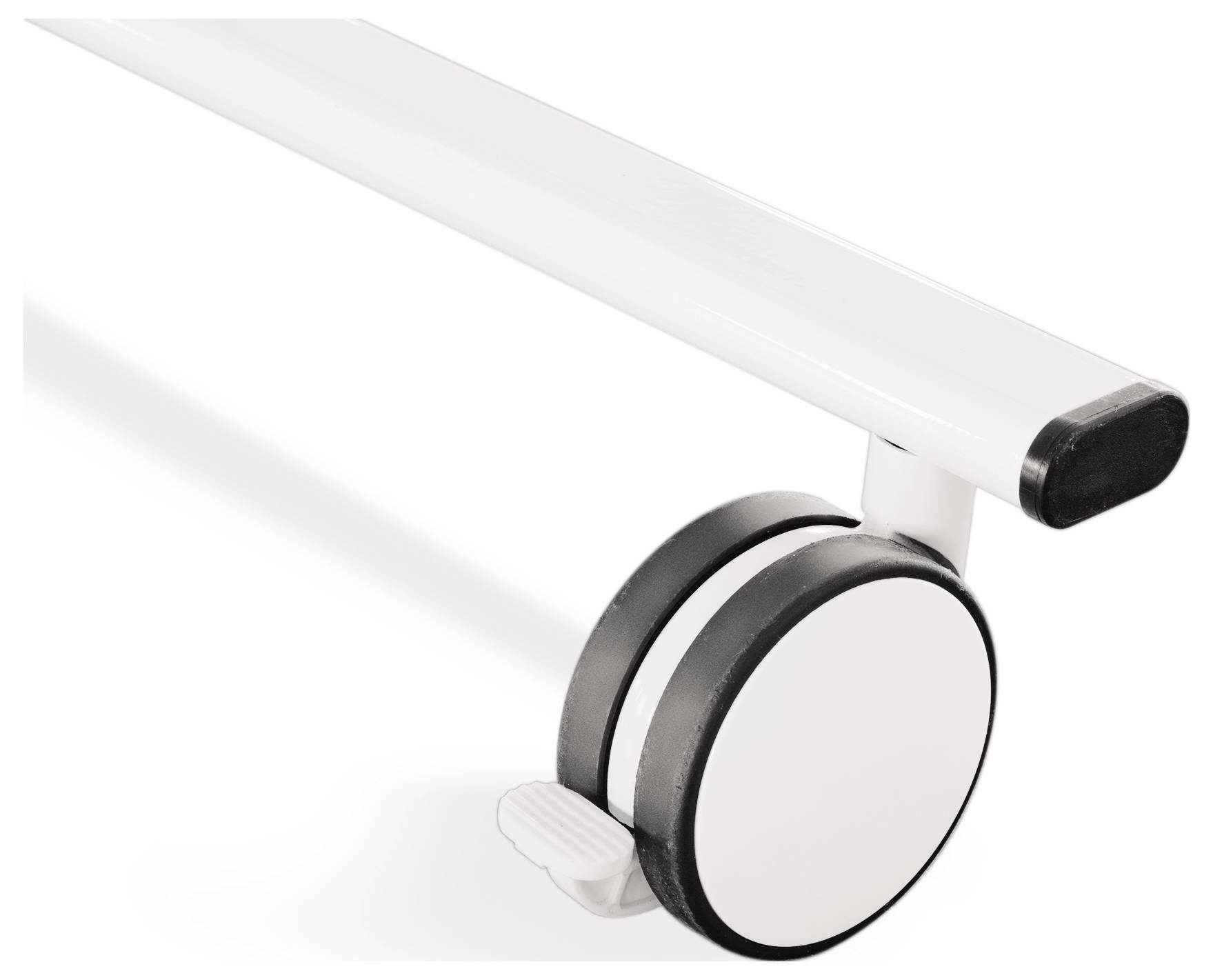 Nahaufnahme eines weißen Möbelrads mit schwarzem Rand und einem Hebel zur Feststellung auf einem Boden.