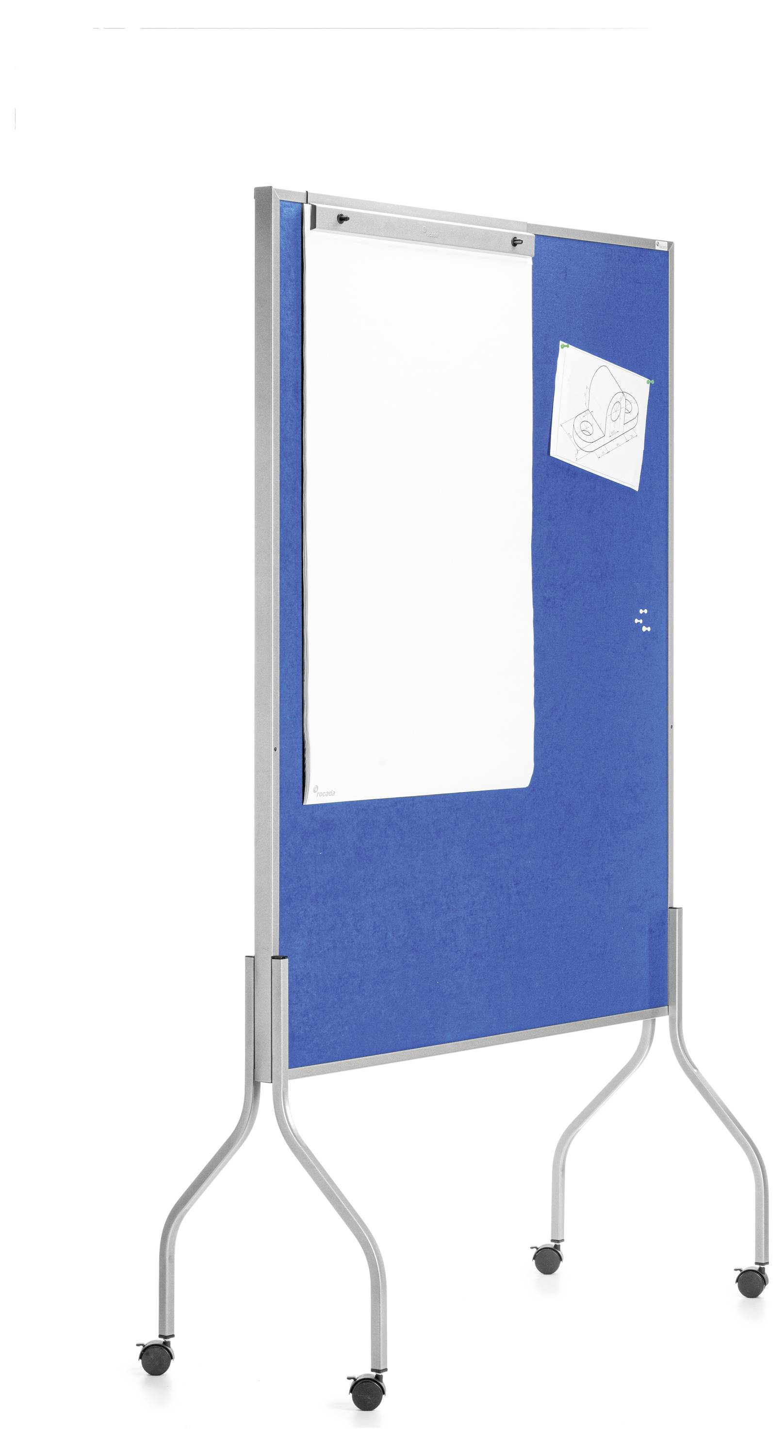 Ein mobiles, blaues Whiteboard mit Stahlbeinen und Rollen. Ein Blatt Papier mit einer Skizze hängt daran.