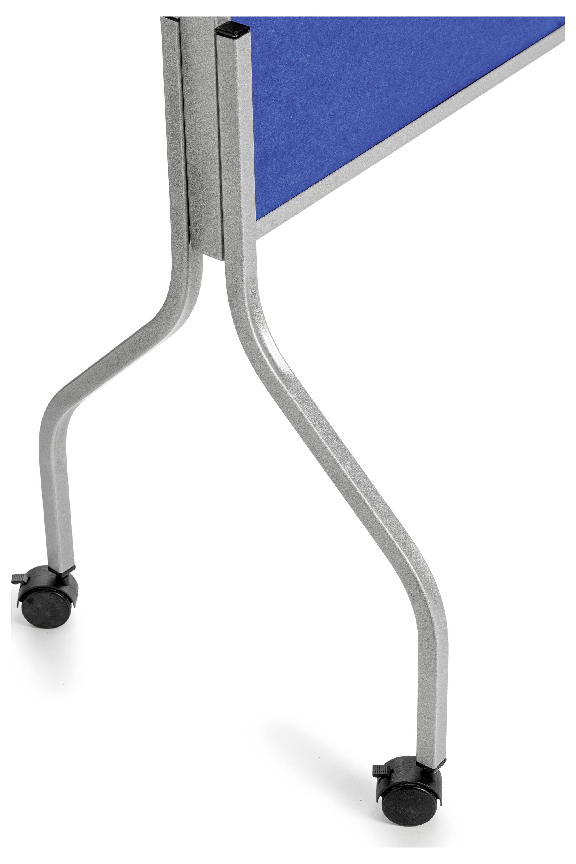 Ein blauer Raumteiler mit silbernen Metallbeinen auf Rollen, geeignet für flexible Raumgestaltung und Trennung von Bereichen.