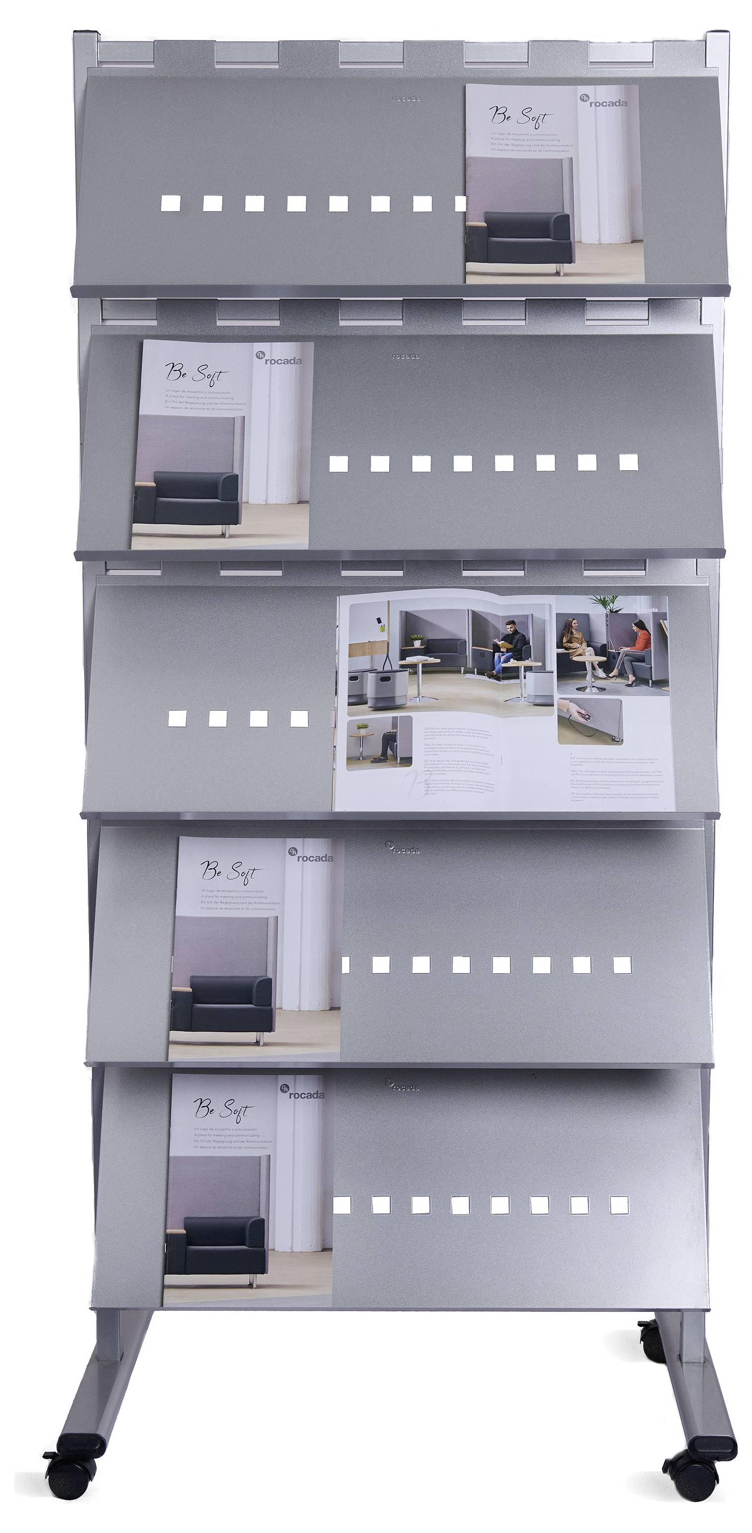 Prospektständer mit mehreren Fächern, die Broschüren mit Bildern eines modernen Innendesigns zeigen. Ständer steht auf Rollen.