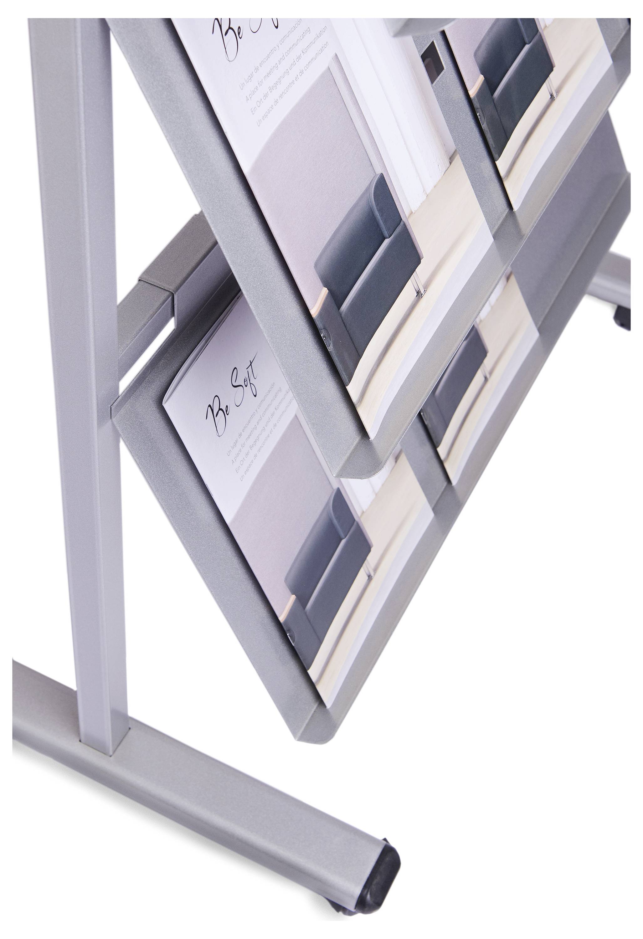 Posterständer mit mehreren gerahmten Werbeplakaten im Querformat, gezeigt von der Seite.