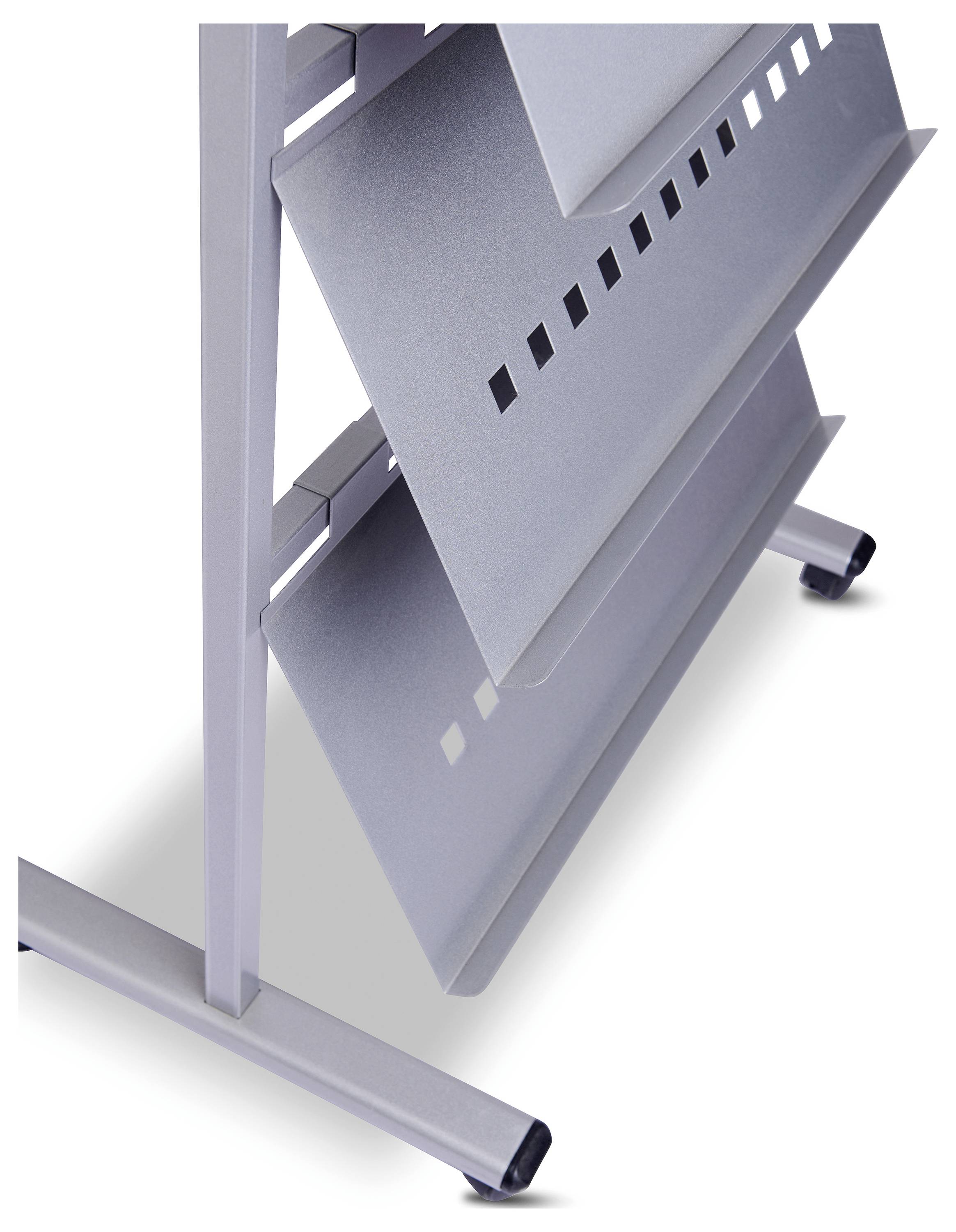 Ein silberfarbener Prospektständer aus Metall mit geneigten Ablagen und quadratischen Aussparungen. Ideal für die Präsentation von Broschüren.