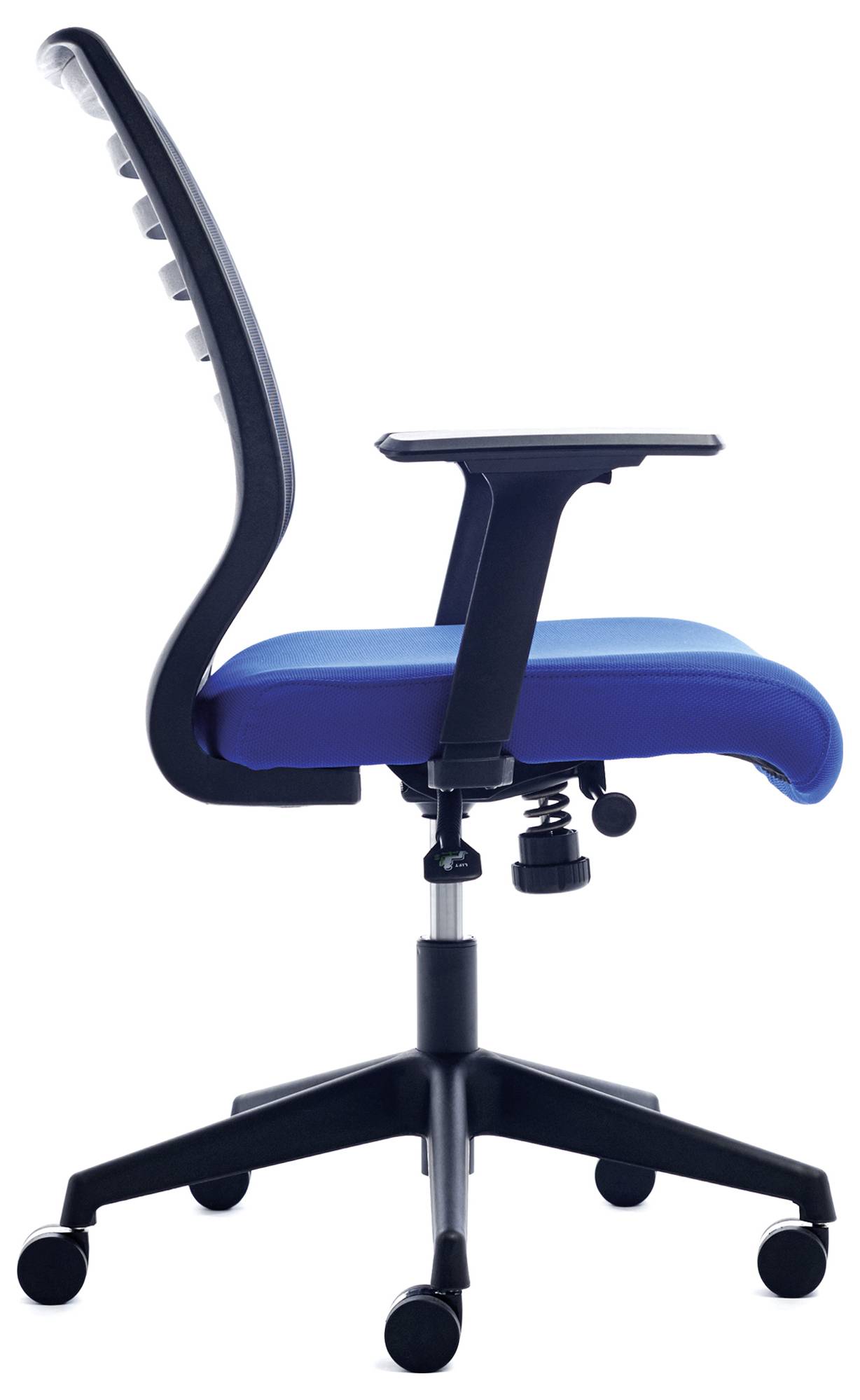 Bürostuhl mit blauer Sitzfläche und schwarzem Rückenlehnenrahmen, seitlich dargestellt. Verstellbare Sitzhöhe, Rollen an den Beinen.