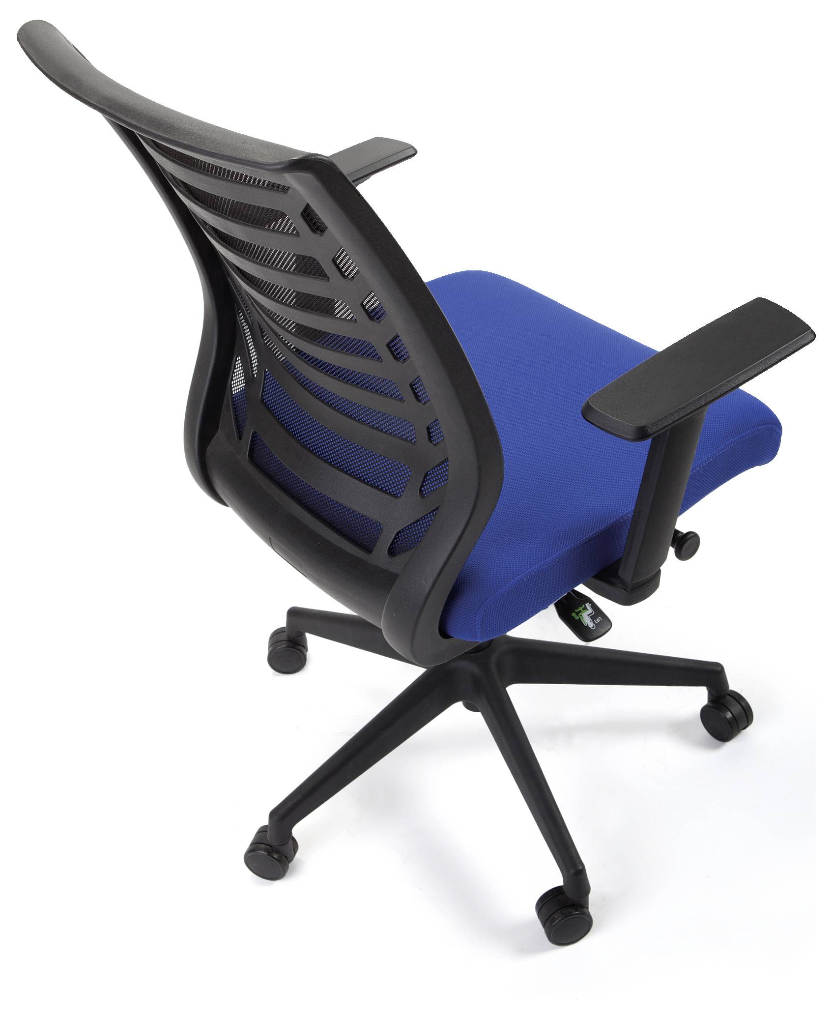 Ein schwarzer Bürostuhl mit blauer Sitzfläche, ergonomischem Design und verstellbaren Armlehnen, auf Rollen.